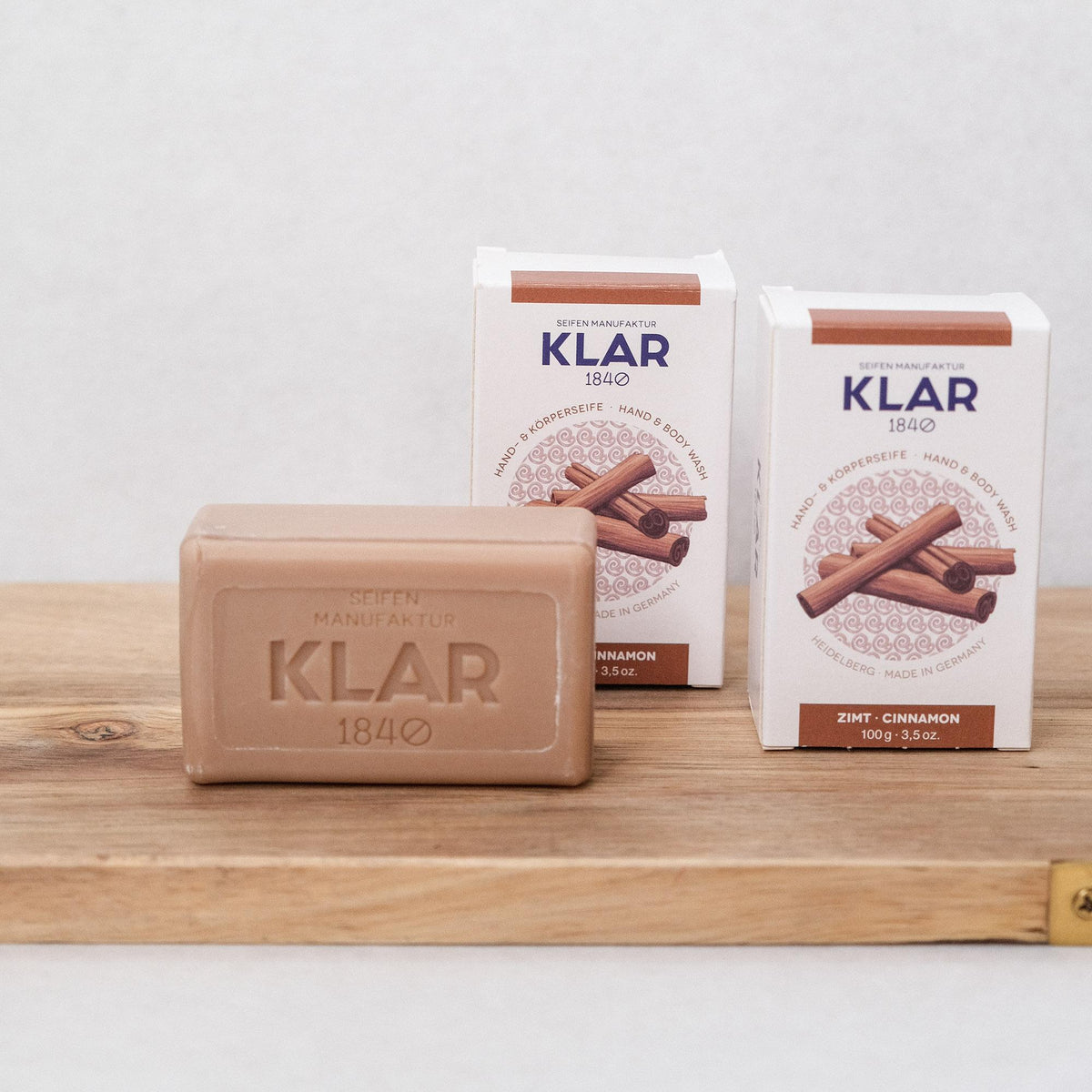 KLAR Hand- & Körperseife Zimt – Seife auf Holzbrett mit Verpackung