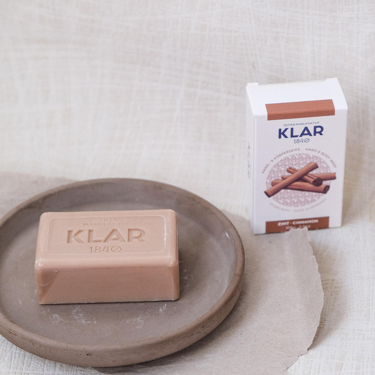 KLAR Hand- & Körperseife Zimt – Seife auf Tonschale
