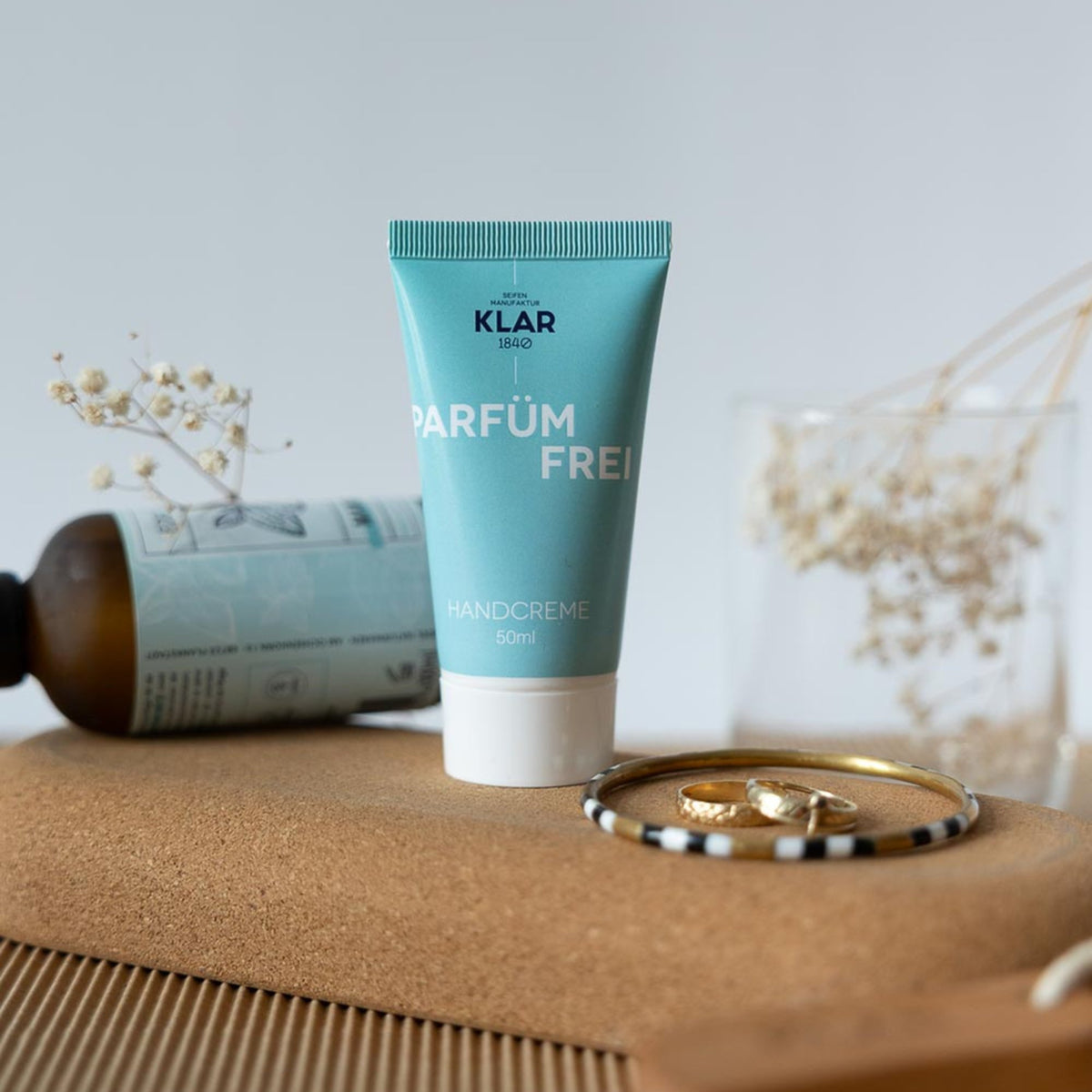 KLAR Handcreme parfümfrei – Tube auf Kork mit Trockenblumen