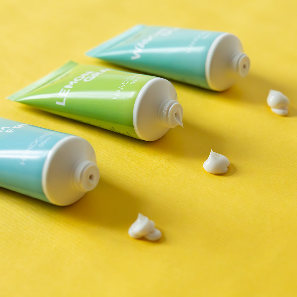 KLAR Handcreme – die drei Sorten auf gelbem Grund
