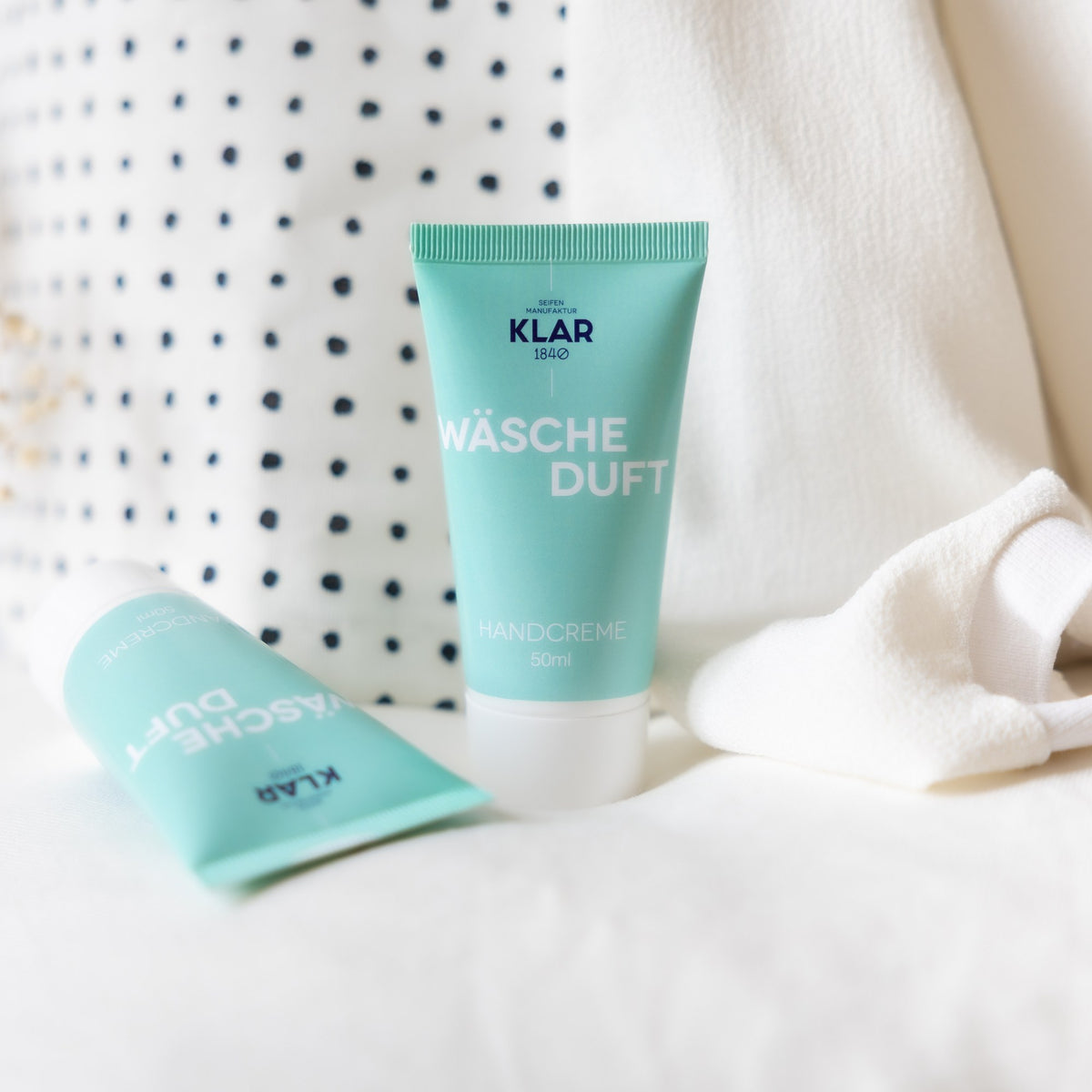 KLAR Handcreme Wäscheduft – Tube auf Kissen