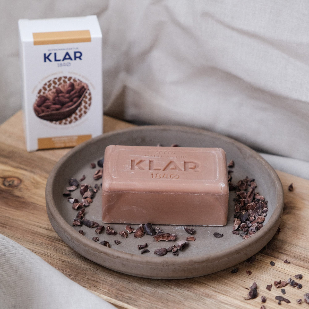 KLAR Kakaobutterseife – Seife in Tonschale mit Kakaonibs