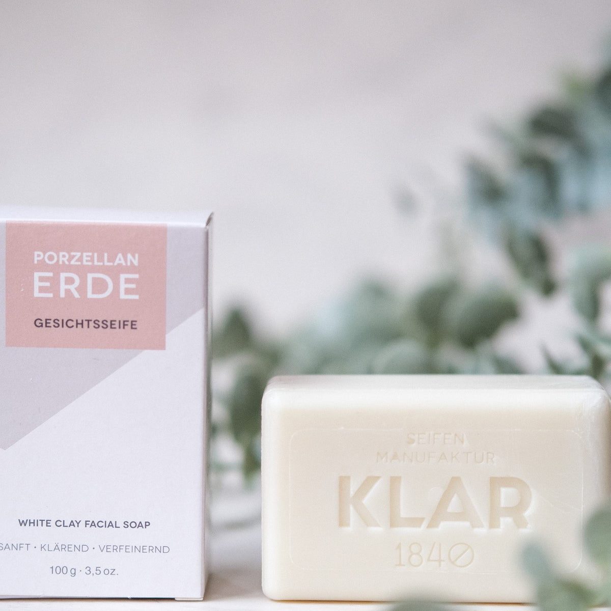 KLAR Porzellanerdeseife – Seife und Verpackung mit Eukalyptus
