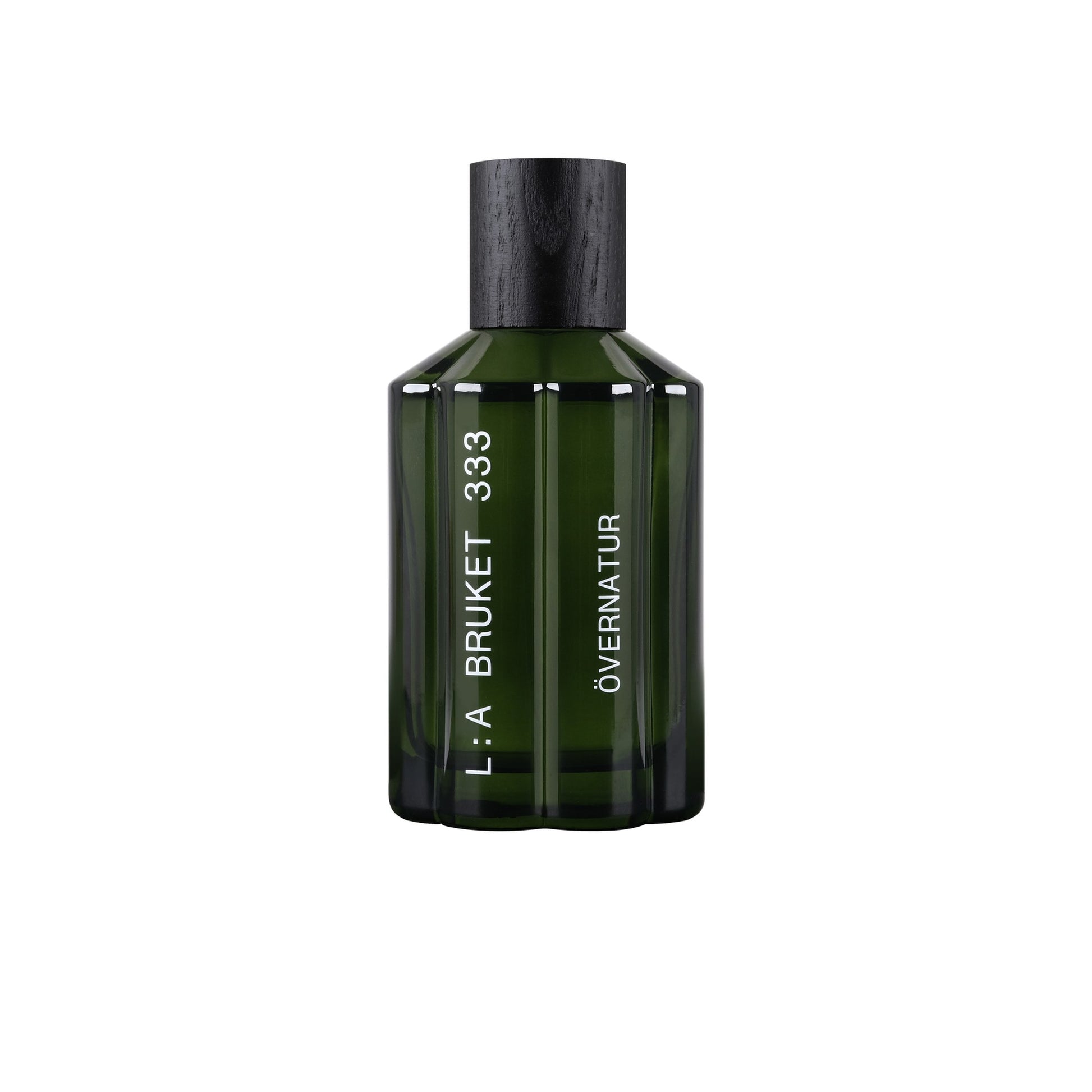 No 333 Övernatur: L:A BRUKET No 333 Övernatur Eau de Parfum – Flakon vor weißem Hintergrund