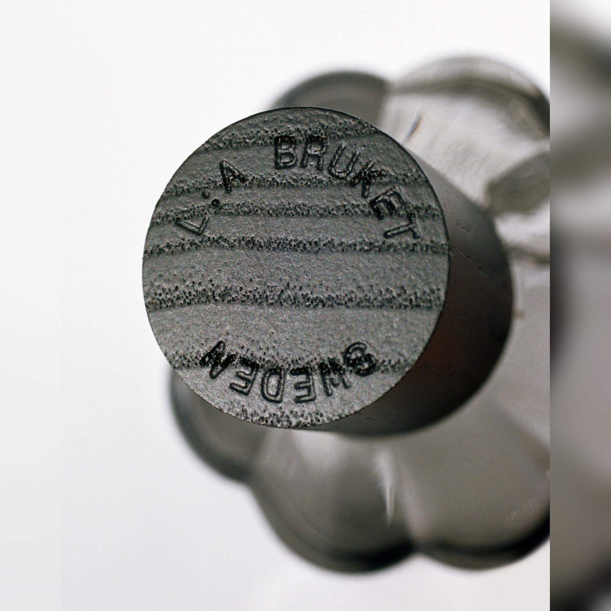 L:A BRUKET No 334 Blixt Eau de Parfum – Verschluss im Detail