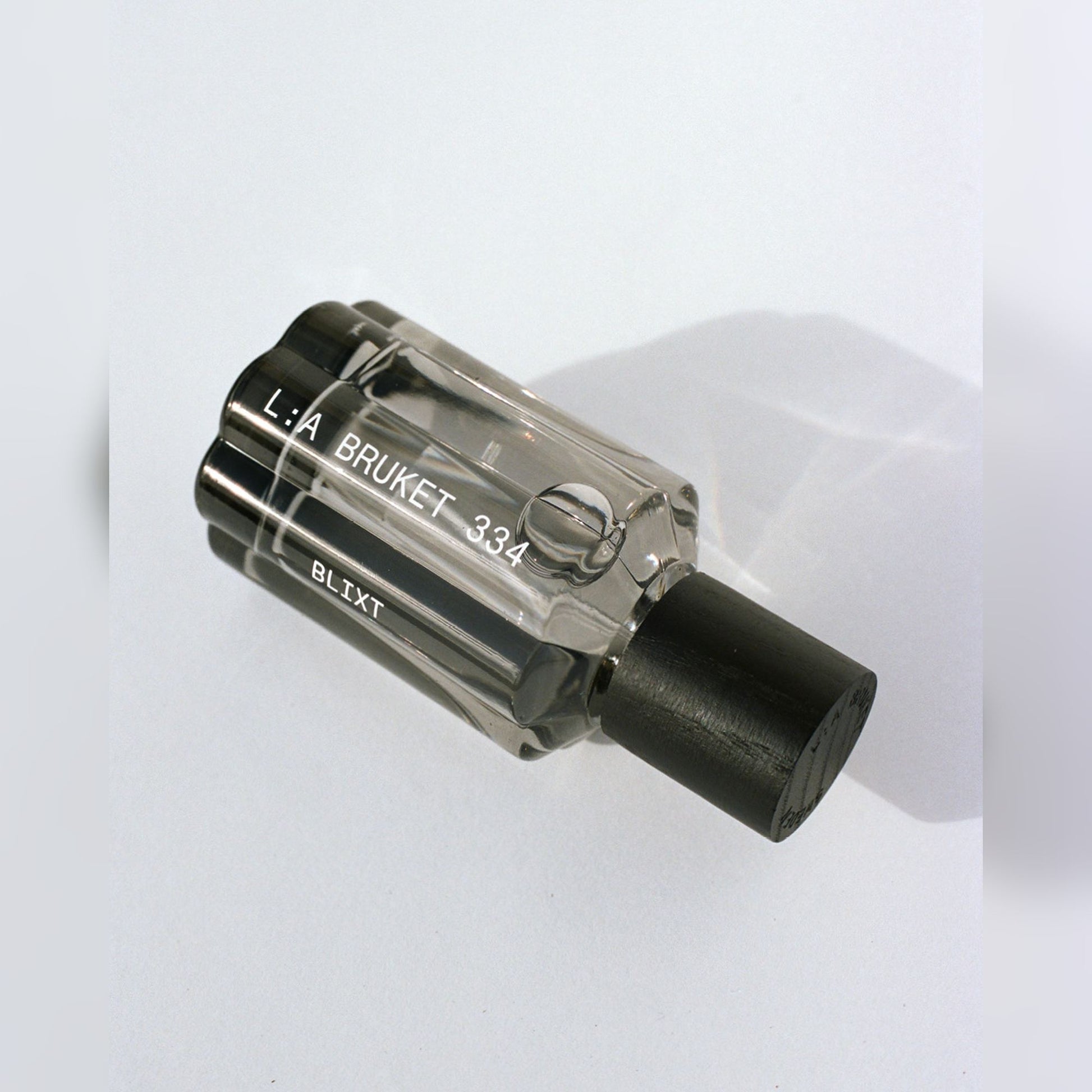 L:A BRUKET Blixt Eau de Parfum – Flakon liegend mit Schattenwurf