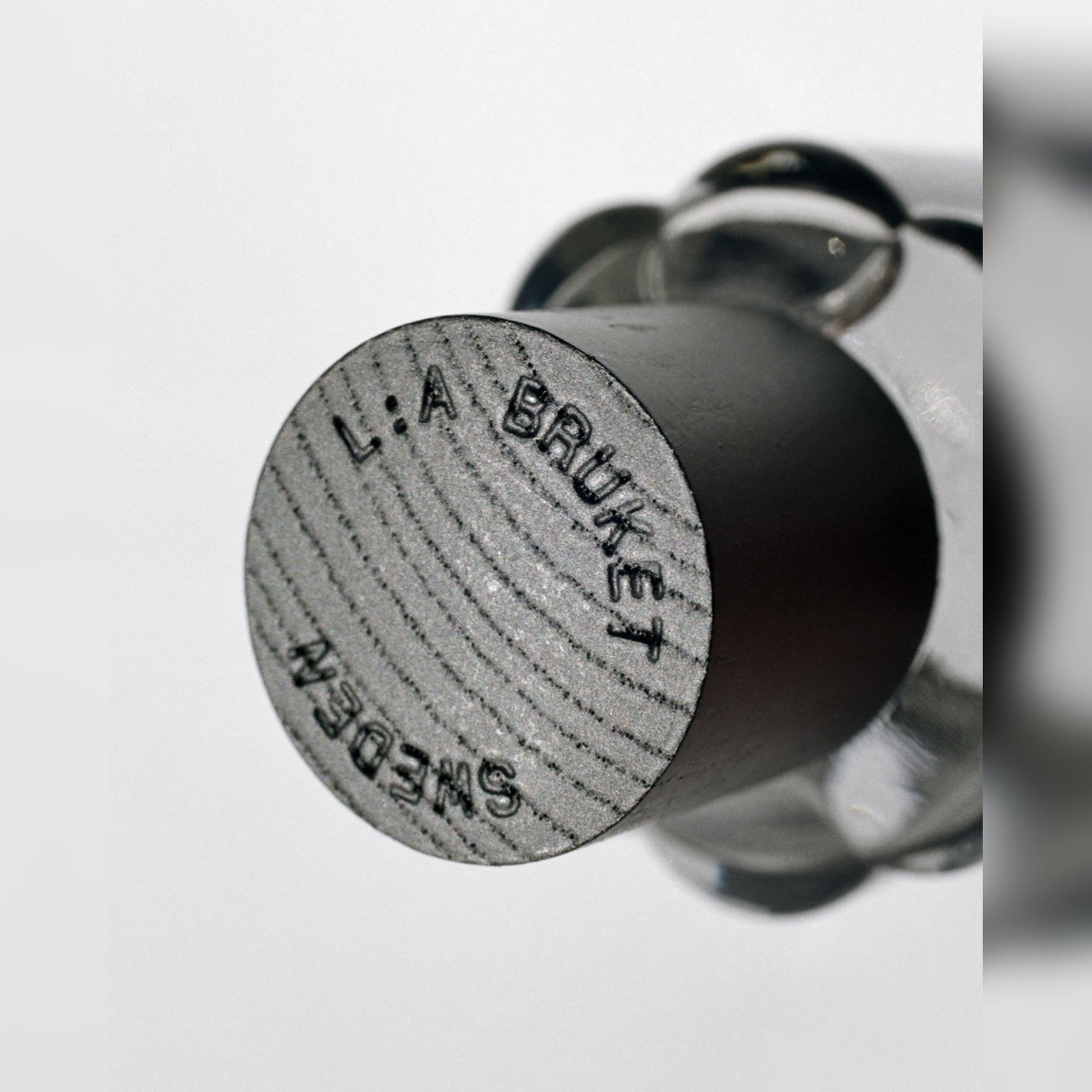 L:A BRUKET No 334 Blixt Eau de Parfum – Verschluss im Detail