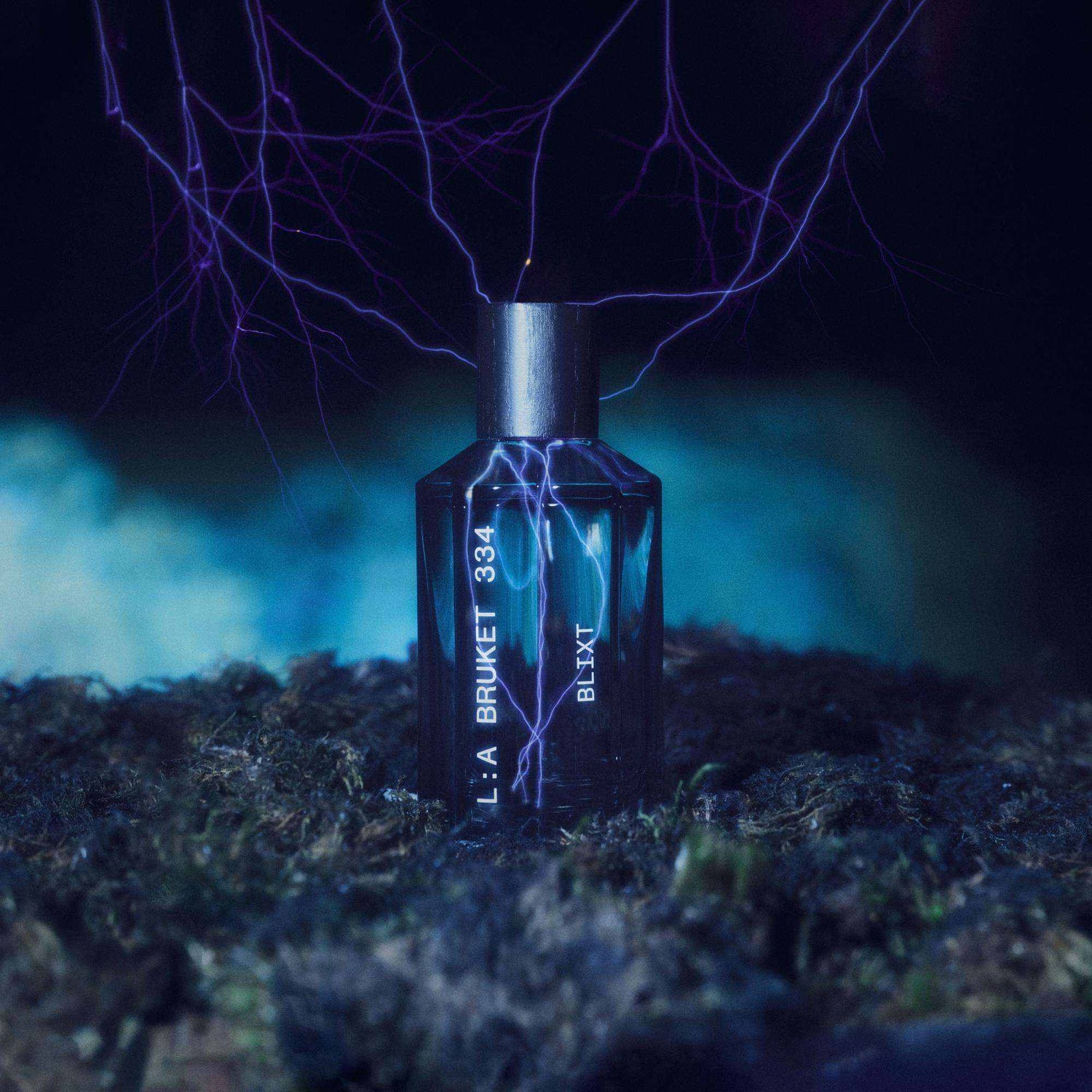 L:A BRUKET Blixt Eau de Parfum – Flakon im Gewitterlicht