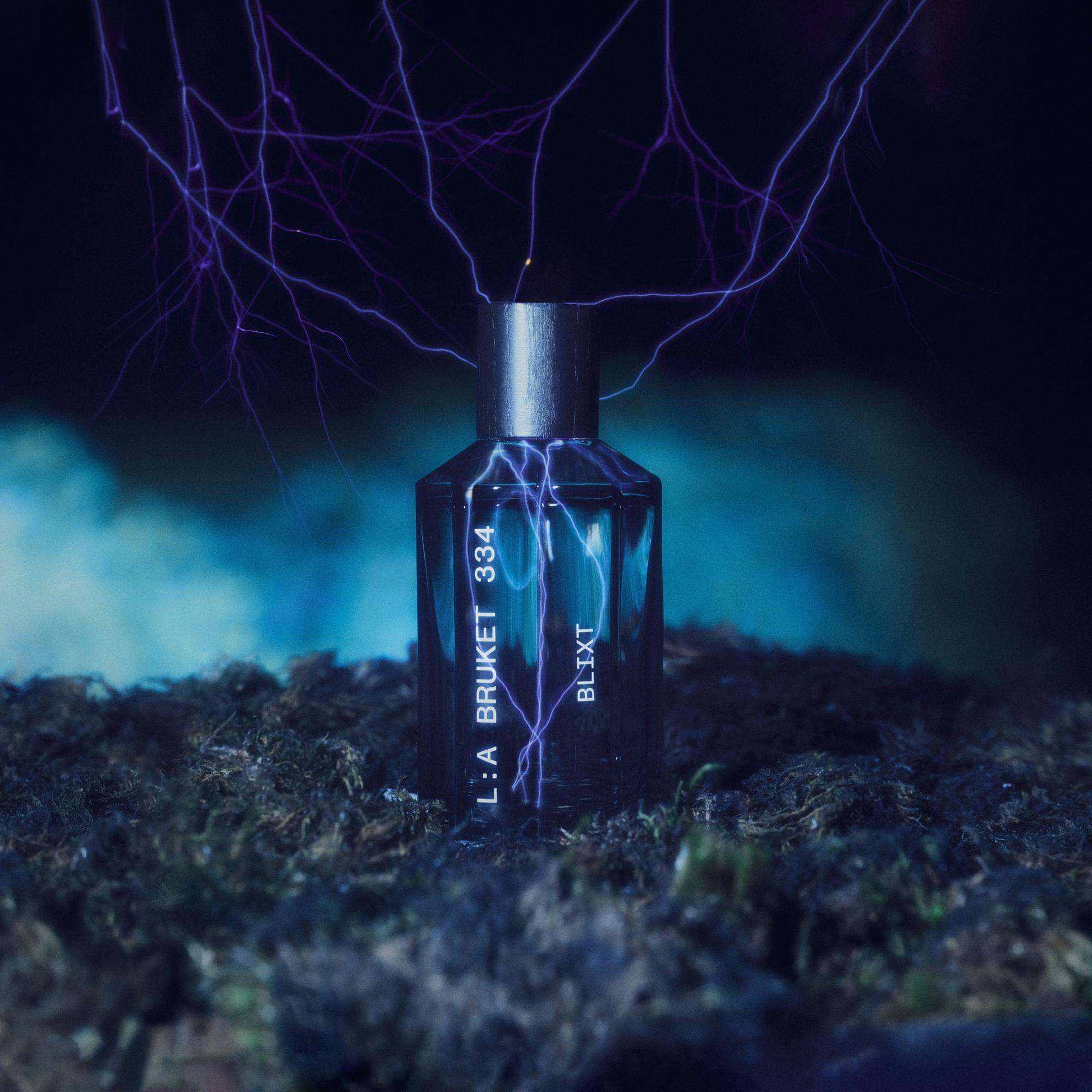 L:A BRUKET Blixt Eau de Parfum – Flakon im Gewitterlicht