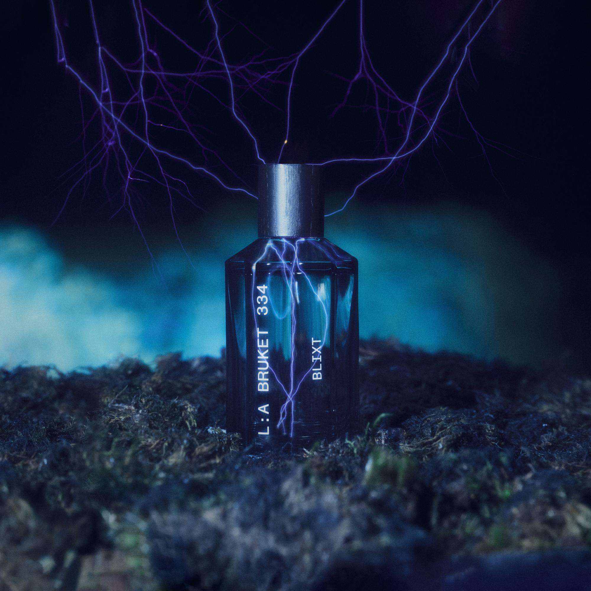 L:A BRUKET Blixt Eau de Parfum – Flakon im Gewitterlicht
