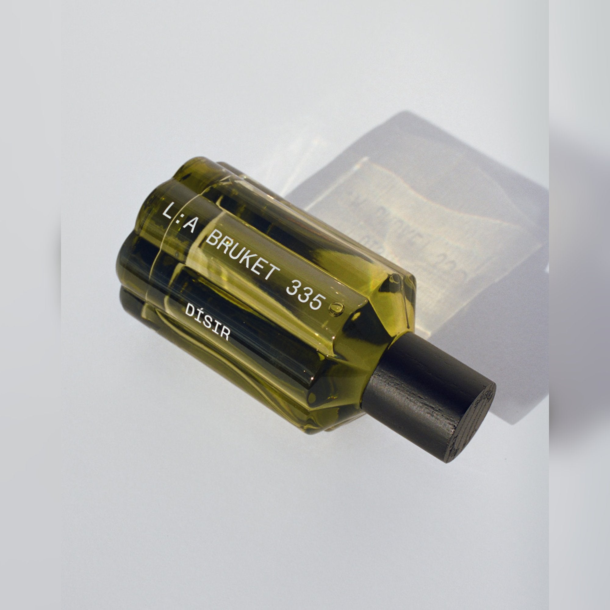 L:A BRUKET Dísir Eau de Parfum – Flakon liegend mit Schattenwurf