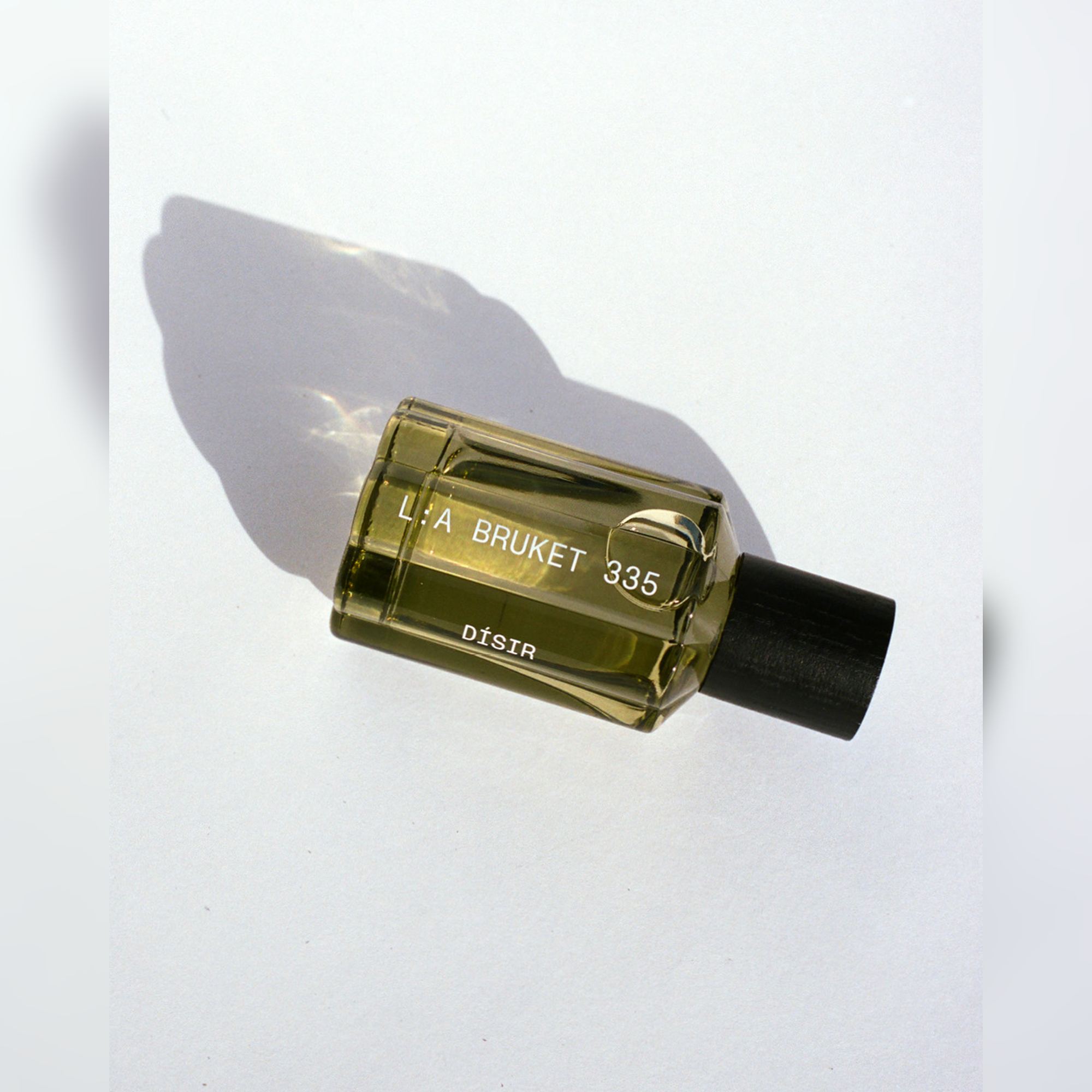 L:A BRUKET Dísir Eau de Parfum – Flakon liegend mit Schattenwurf