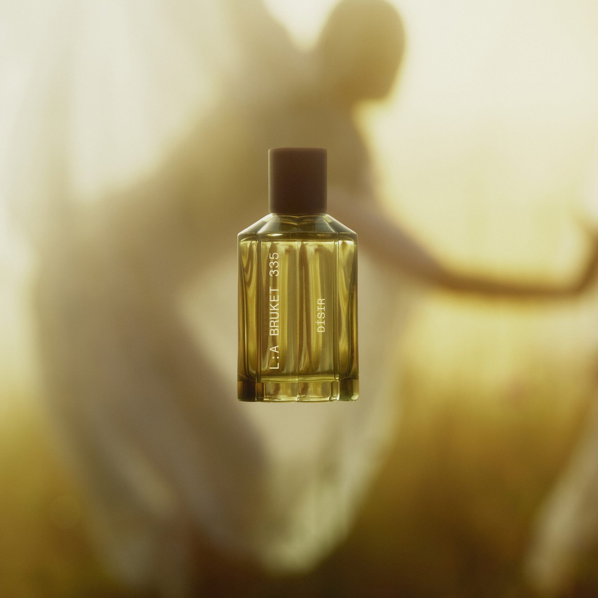 L:A BRUKET Dísir Eau de Parfum – Flakon in sommerlicher Wiese