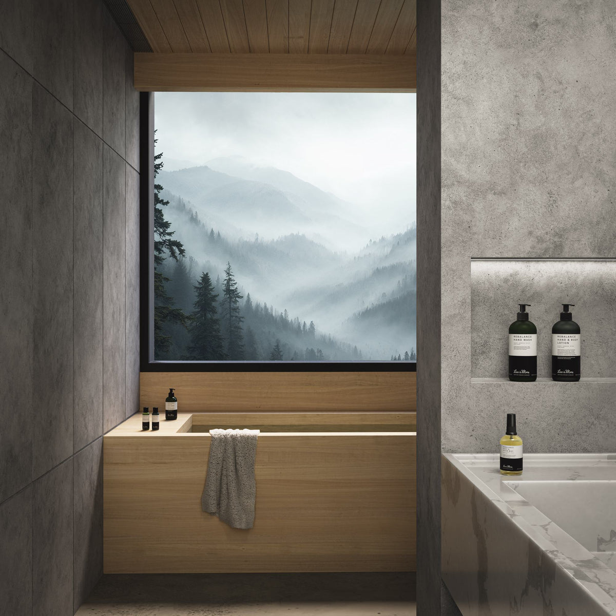 Less is More Rebalance – Badezimmer mit Blick auf nebligen Wald