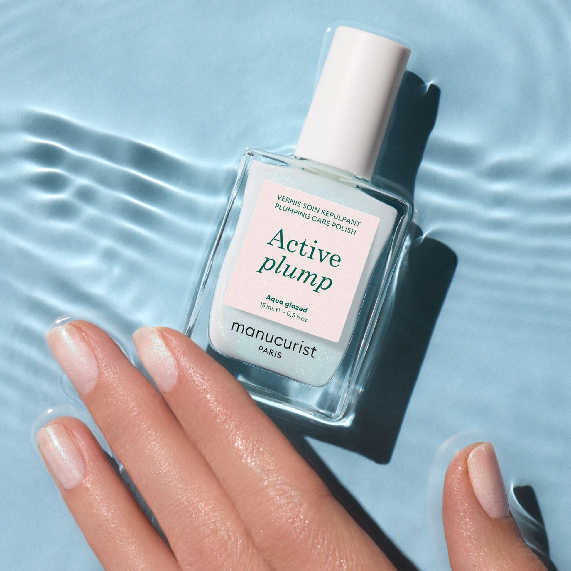 Manucurist ACTIVE Plump Aqua Glazed – Flakon auf Wasser mit lackierten Nägeln