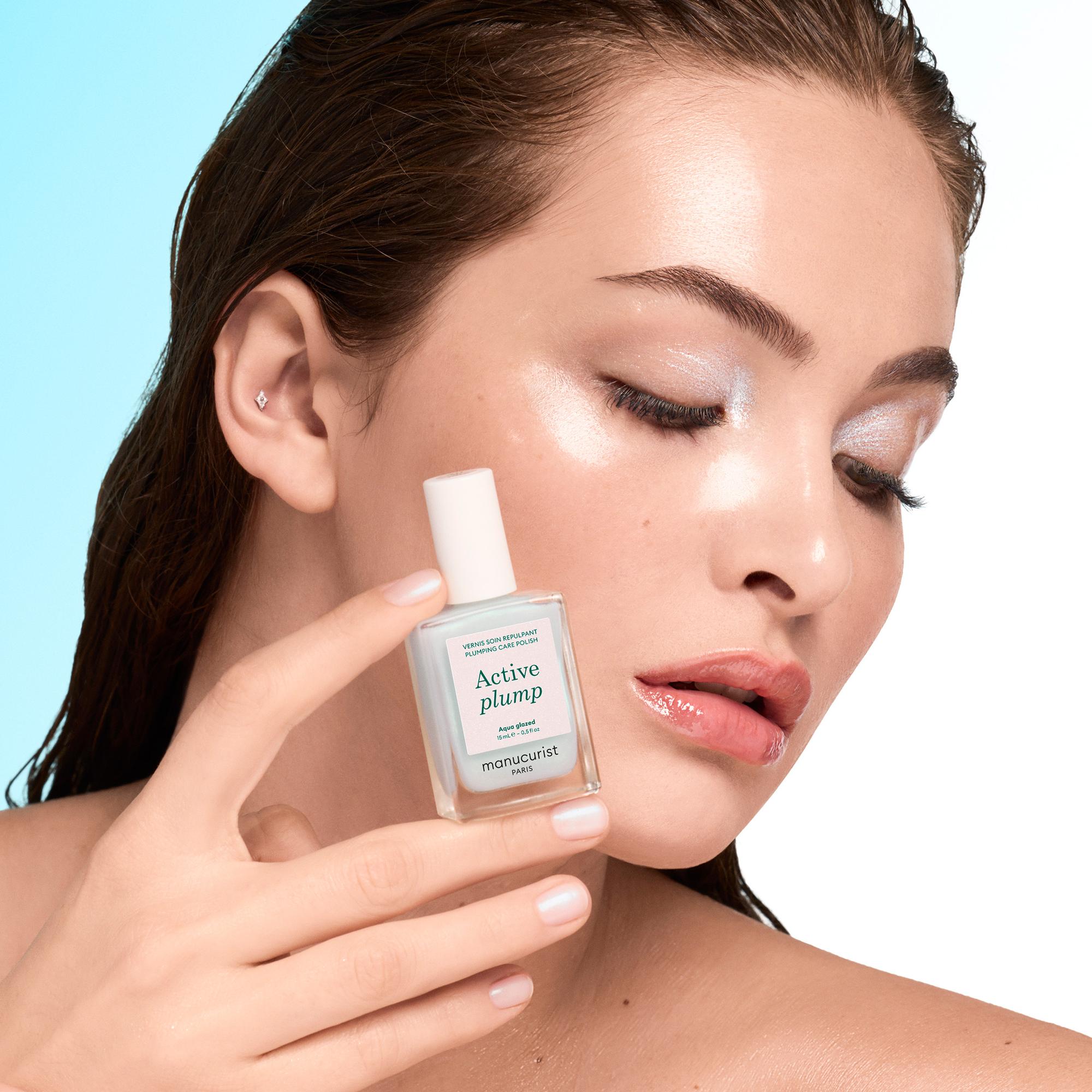 Manucurist ACTIVE Plump Aqua Glazed – Model hält den Flakon ans Gesicht