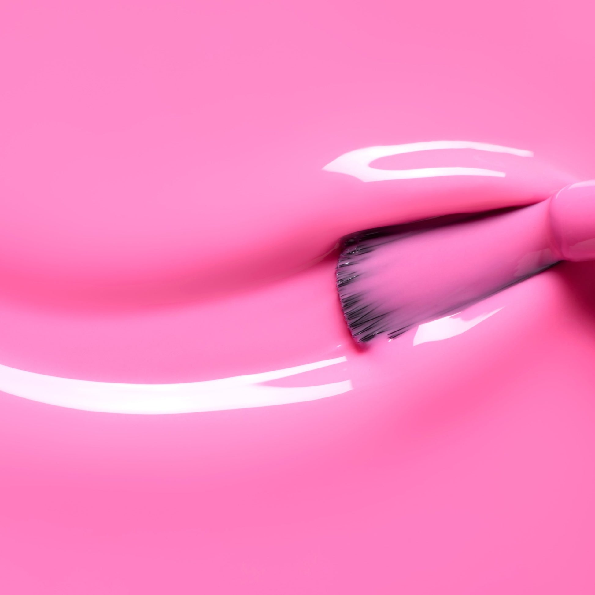 Manucurist Bloom – pinkfarbener Farbswatch mit Pinsel, glänzende Textur