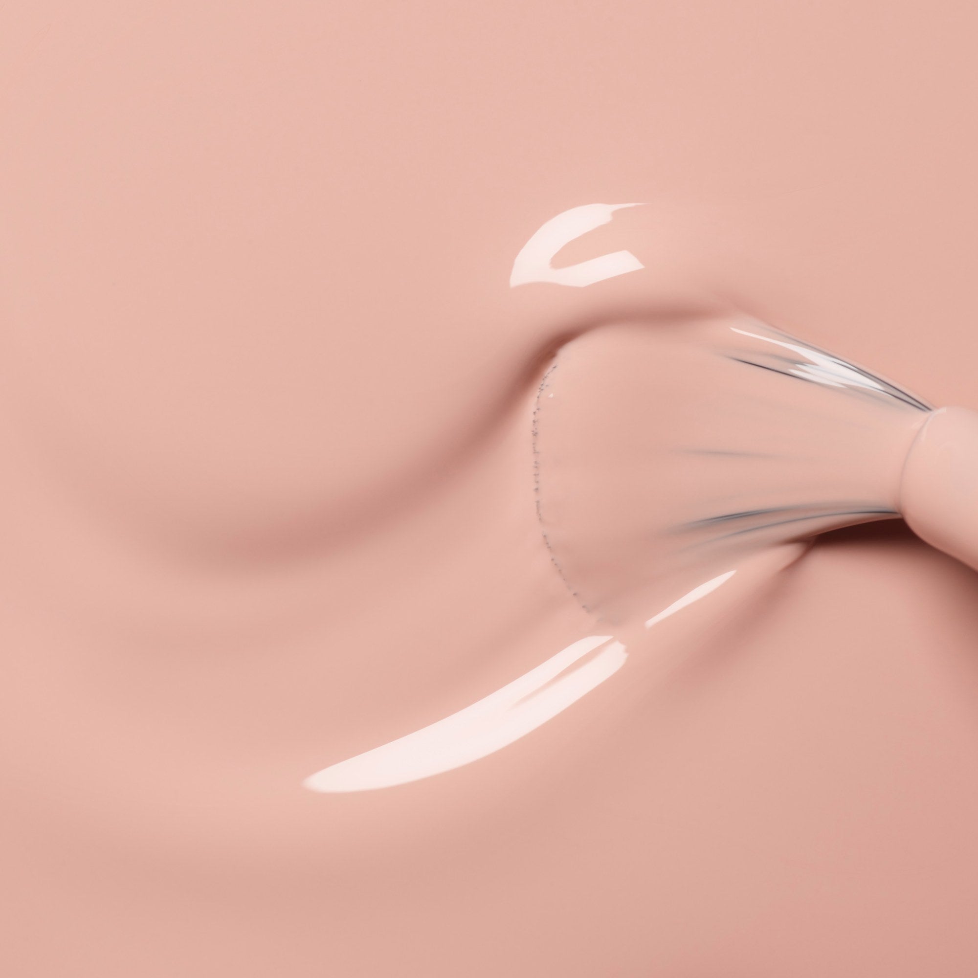 Manucurist Dune – Farbswatch des nude-rosé Nagellacks als glänzender Lackstrich