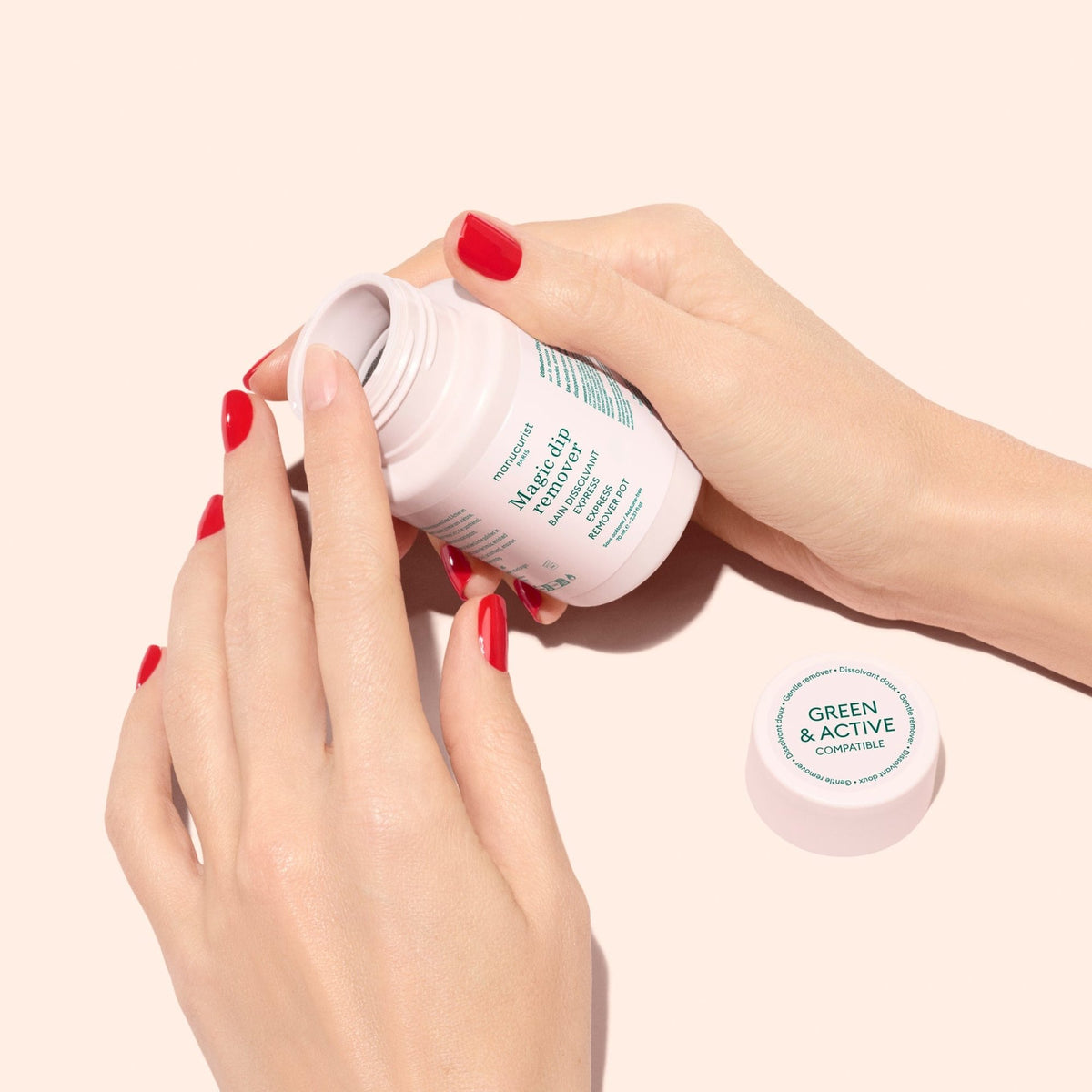 Manucurist Magic Dip Remover – Anwendung: Finger wird in den Pot getaucht