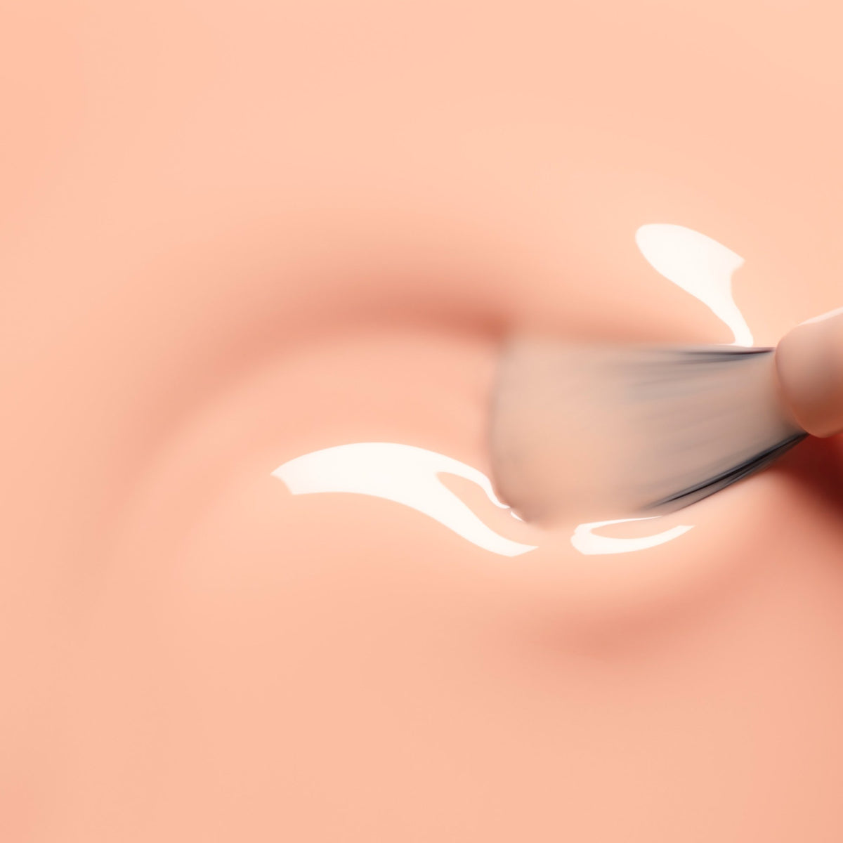 Manucurist Milky Peach – Farbmuster des milchigen Pfirsichtons mit Pinsel