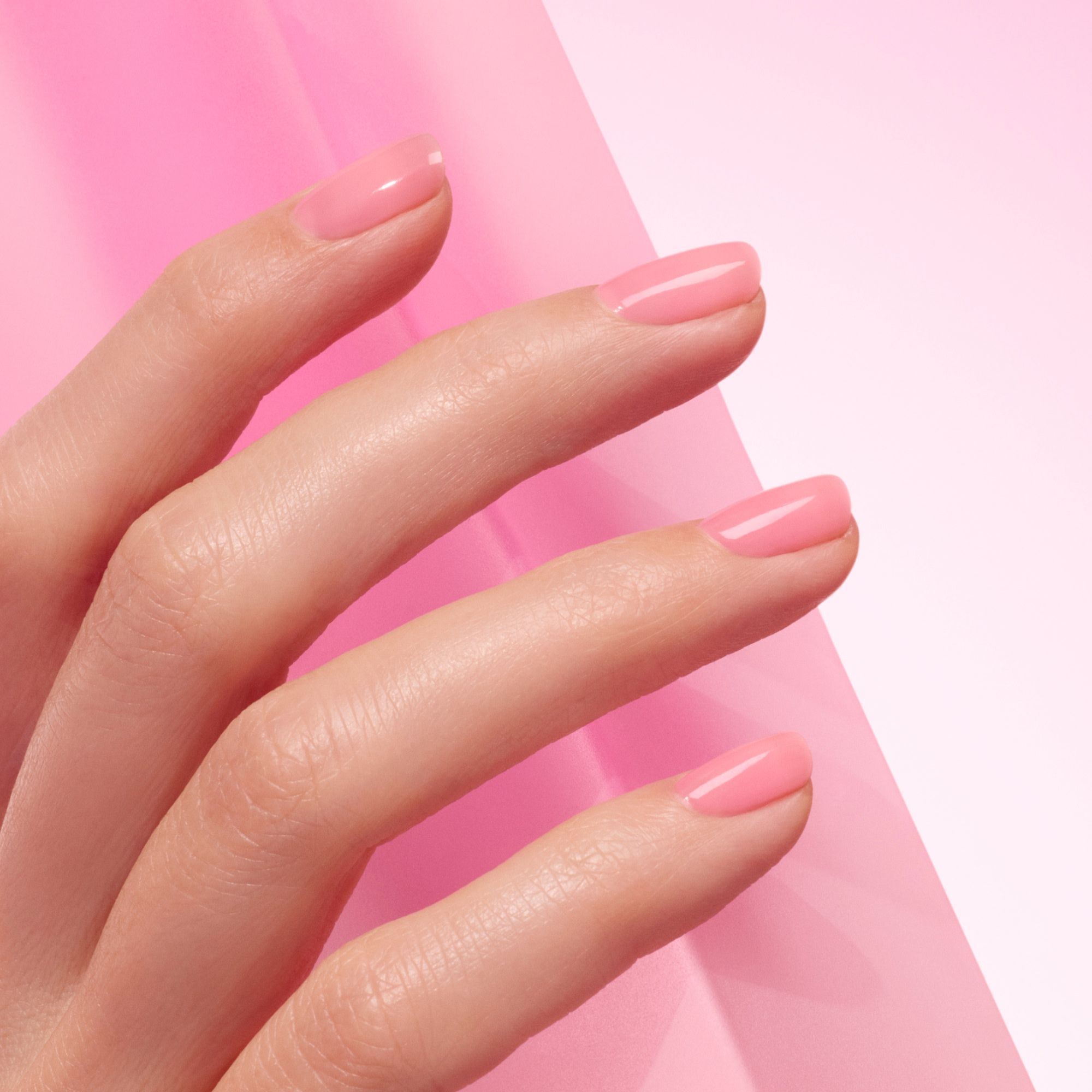 Manucurist Pink Sorbet Jelly – Hand mit rosa schimmernden Nägeln, Jelly-Finish