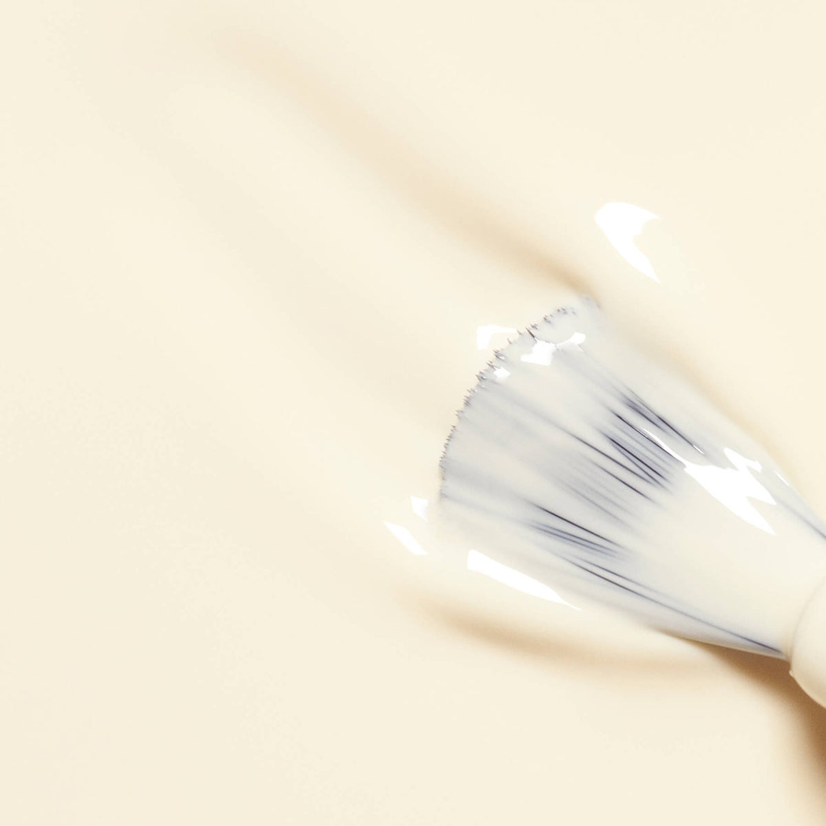 Manucurist Shell – Farbmuster des Lacks in gebrochenem Weiß mit gelbem Unterton, mit Pinsel