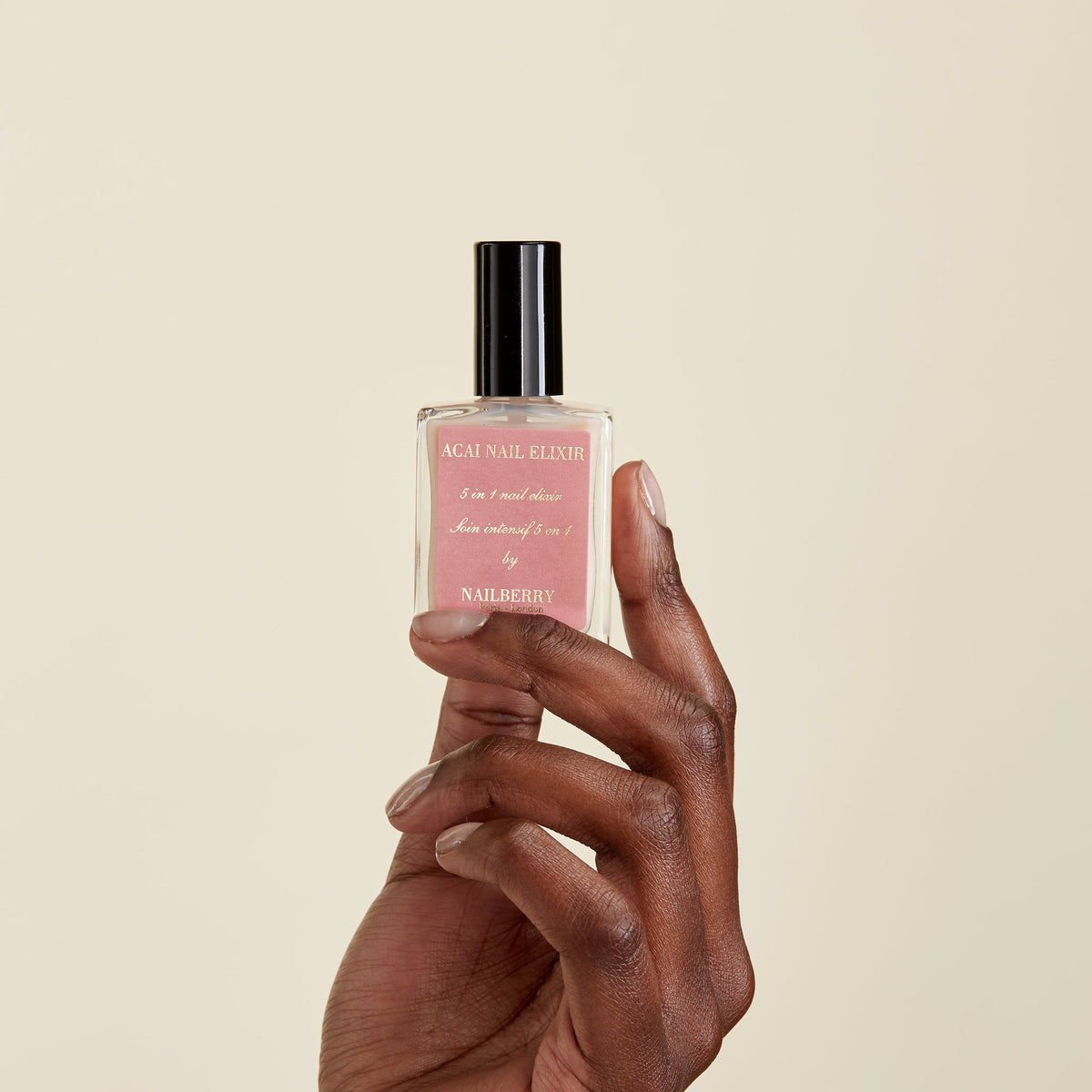 Nailberry Acai Nail Elixir, 15ml – Flasche in der Hand
