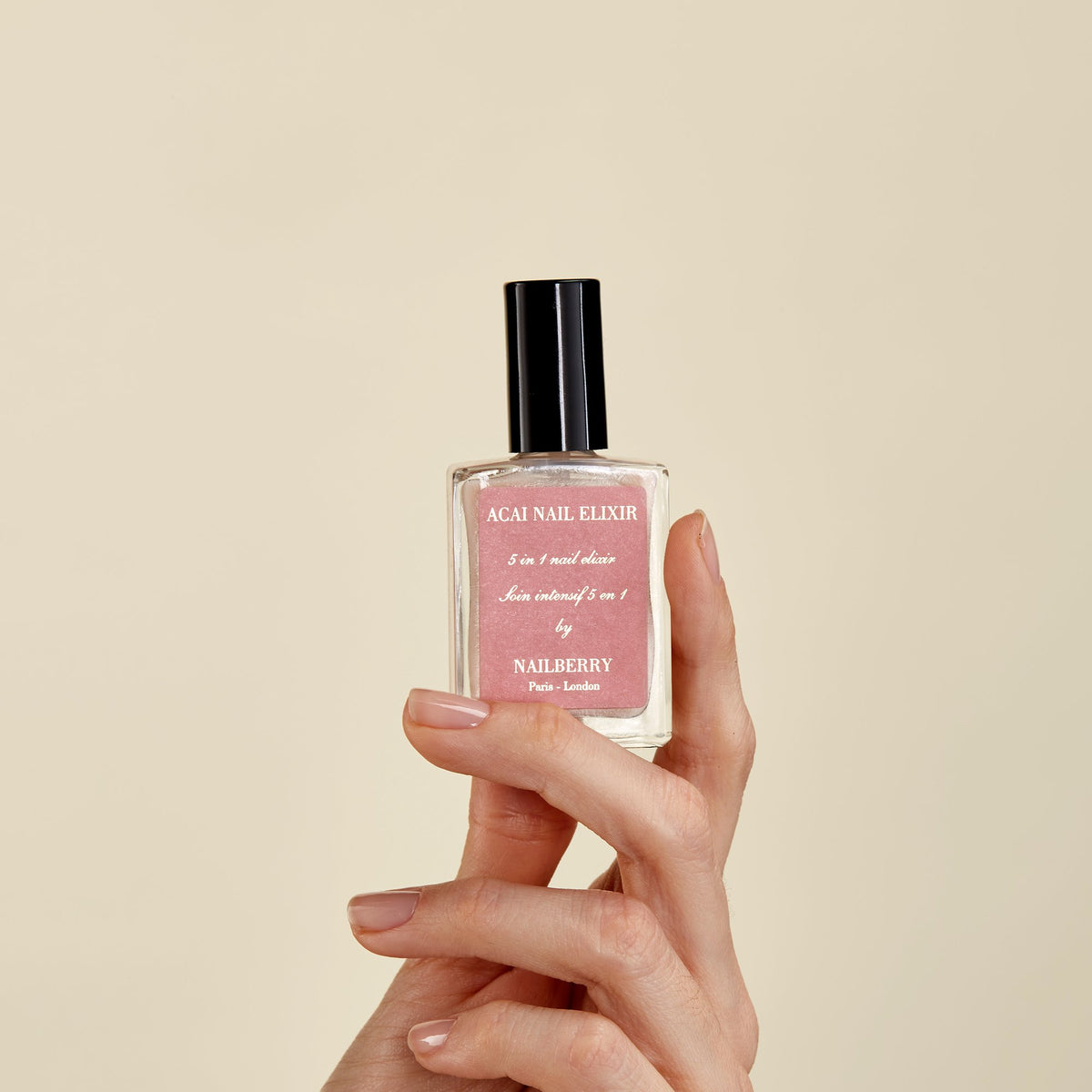 Nailberry Acai Nail Elixir, 15ml – Flasche in der Hand vor hellem Grund