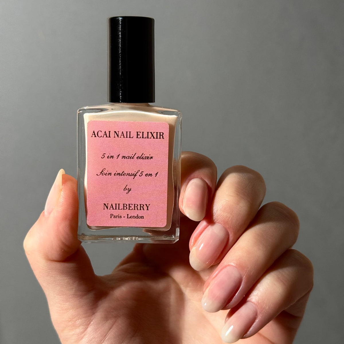 Nailberry Acai Nail Elixir, 15ml – lackierte Nägel mit Flasche