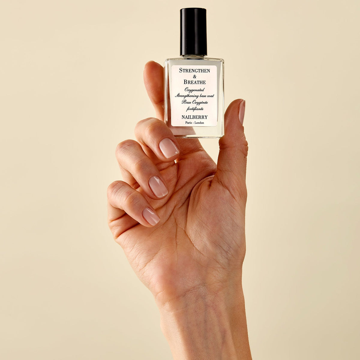 Nailberry Base & Top Coat Duo – Strengthen & Breathe Base Coat in der Hand