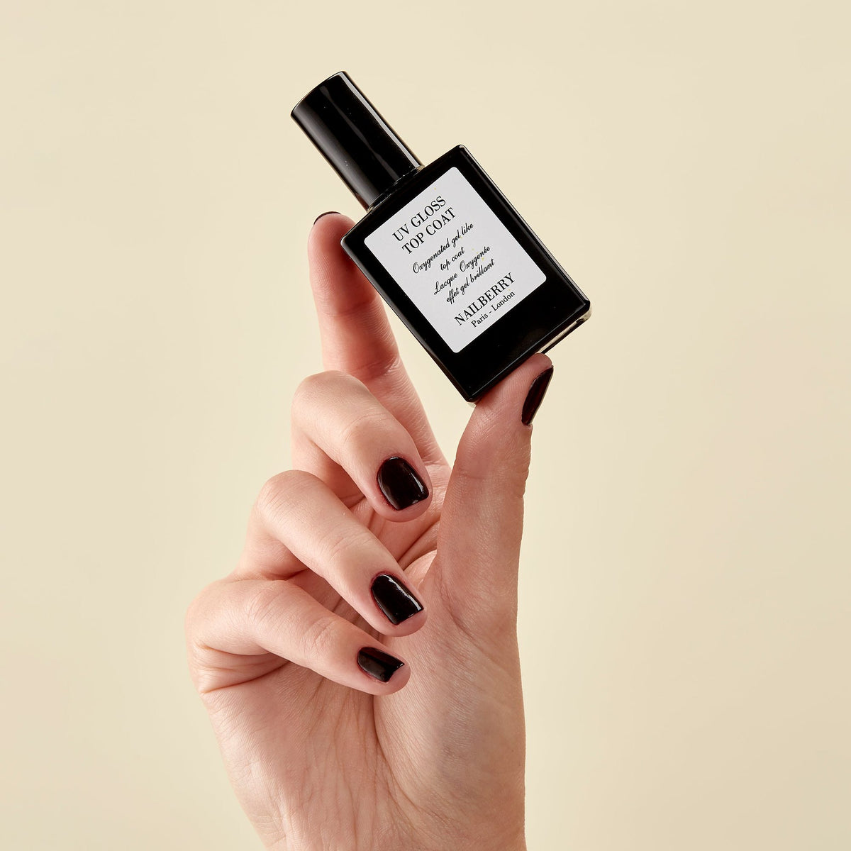 Nailberry Base & Top Coat Duo – UV Gloss Top Coat in der Hand