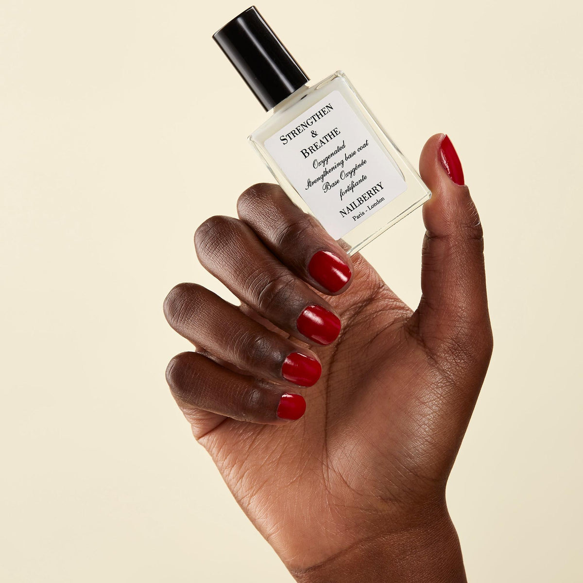 Nailberry Base & Top Coat Duo – Strengthen & Breathe Base Coat, Tragebild