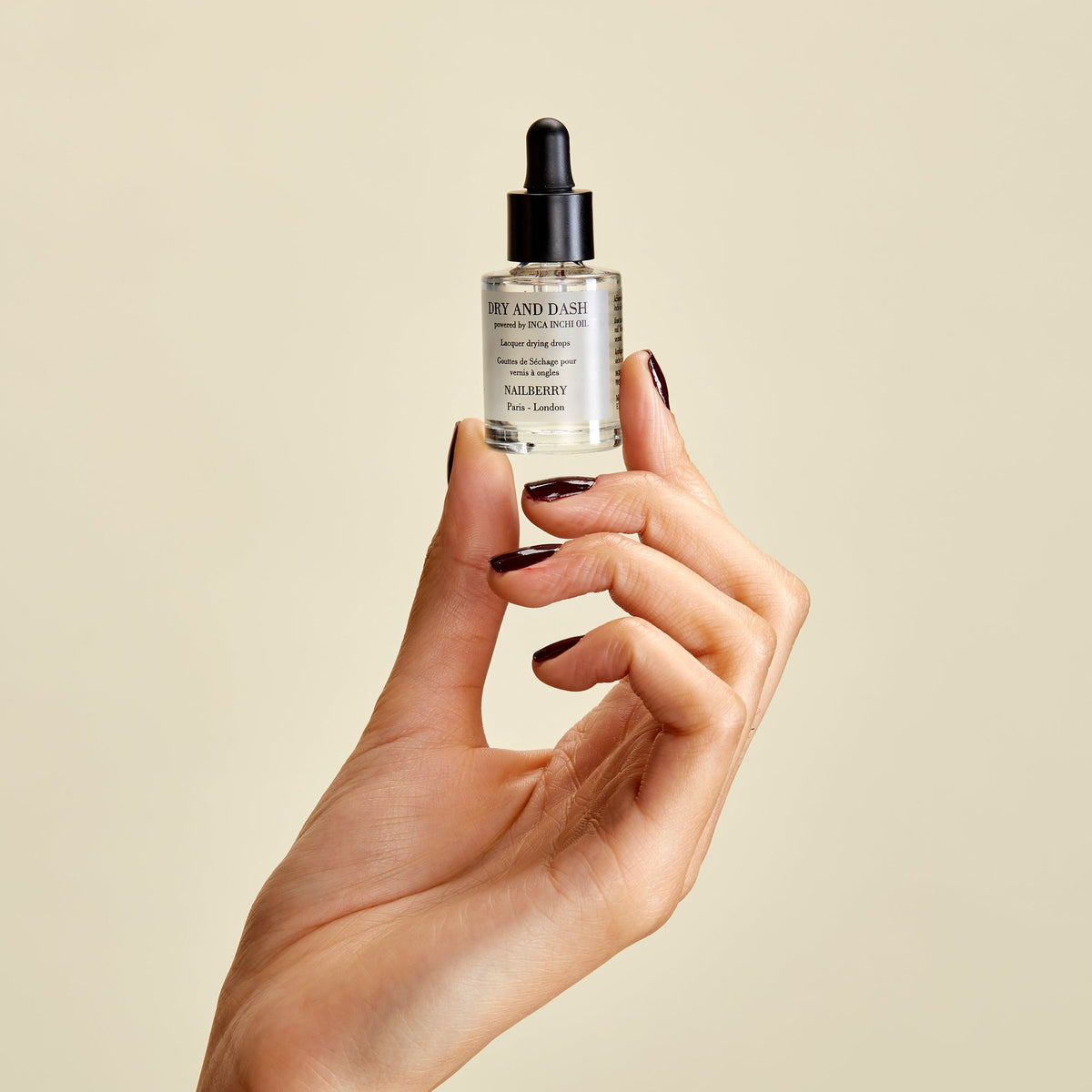 Nailberry Dry & Dash Lacquer Drying Drops, 11ml – Flasche in der Hand