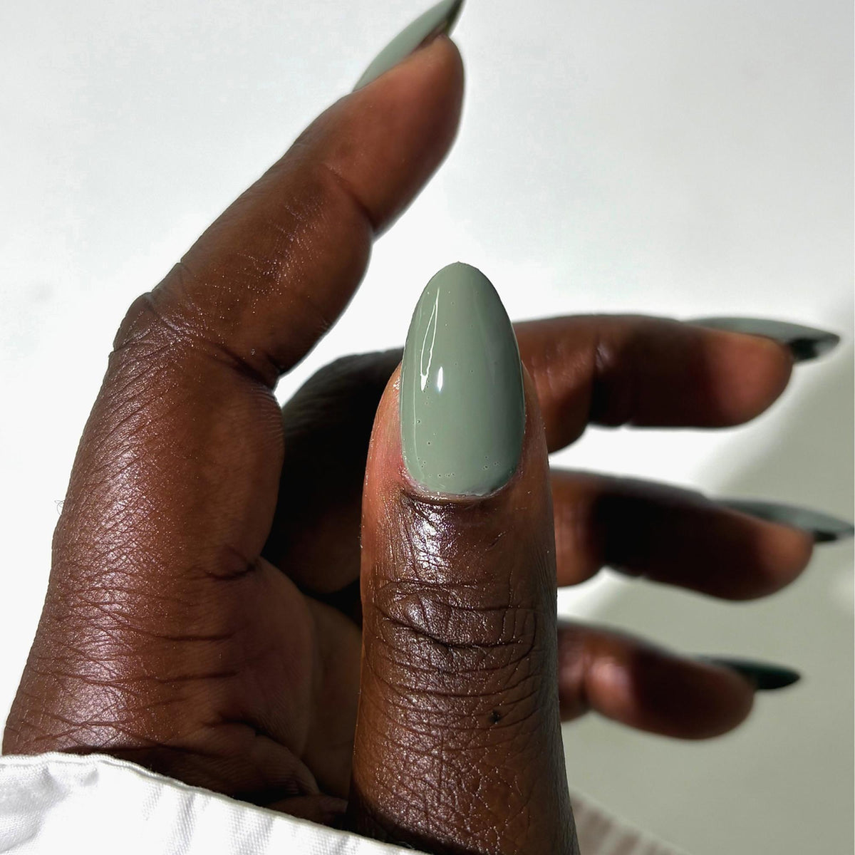 Nailberry L'Oxygéné A New Leaf – auf dunkler Haut getragen