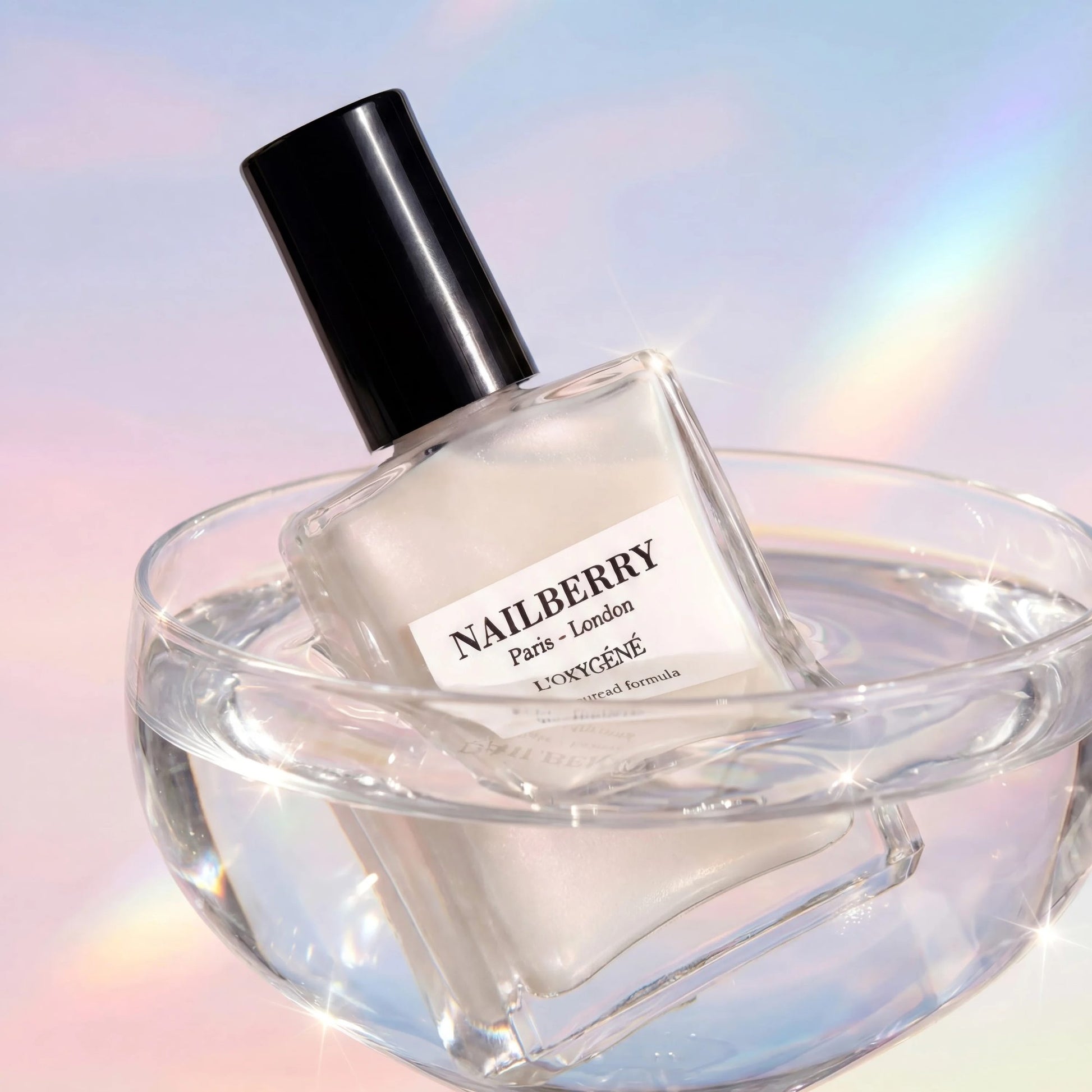Bild des Nagellacks in einem Chamagnerglas - eingerahmt von Regenbogenfarben