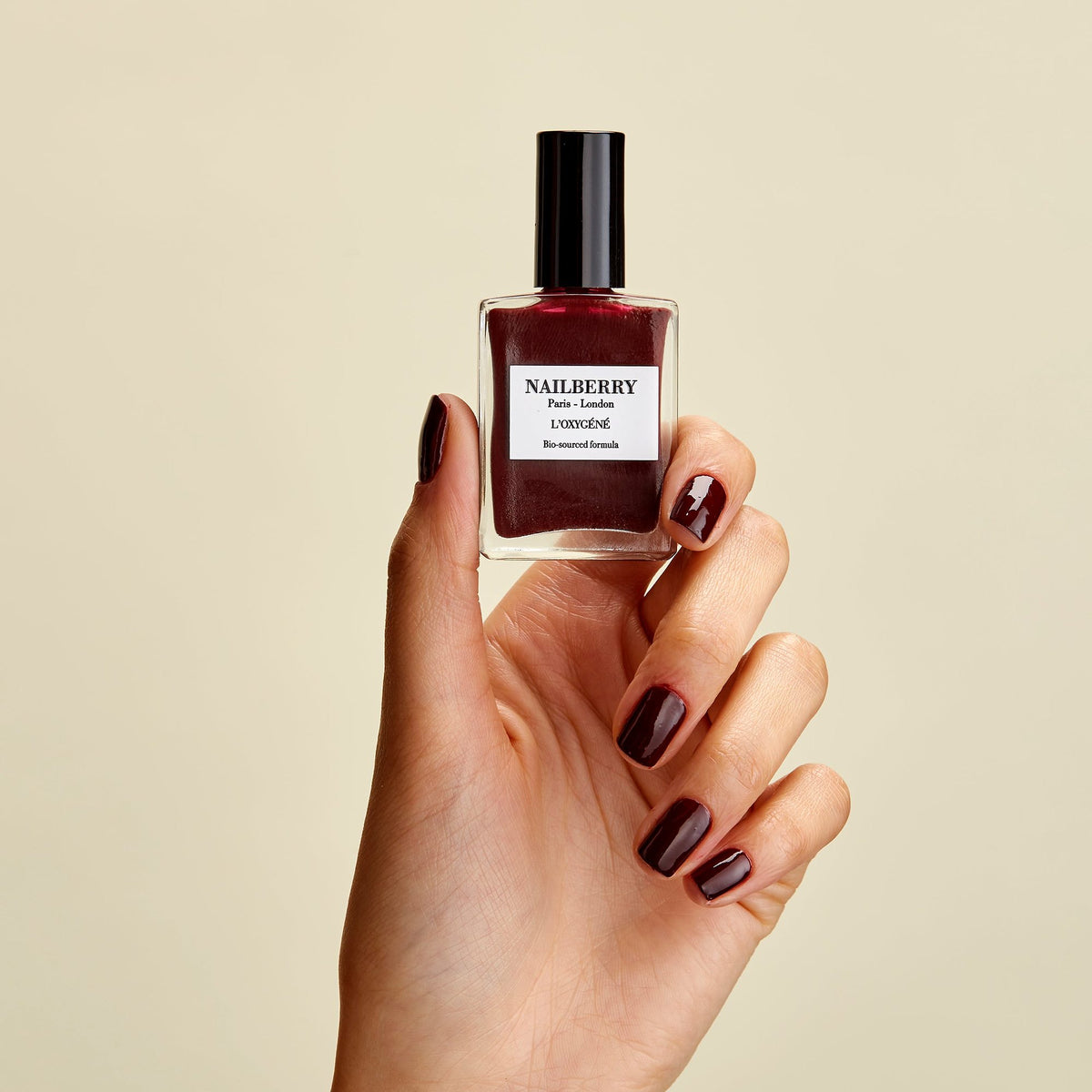 Nailberry L'Oxygéné Les Temps De Cerises – auf den Nägeln getragen, Tragebild 1