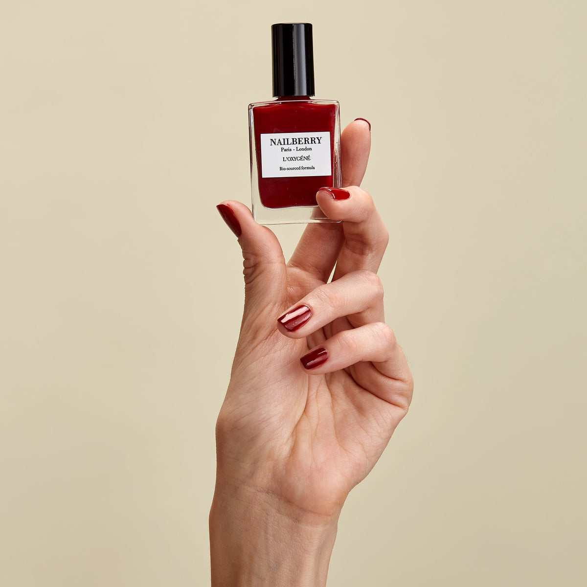 Nailberry L'Oxygéné Rouge – auf den Nägeln getragen, Tragebild 1