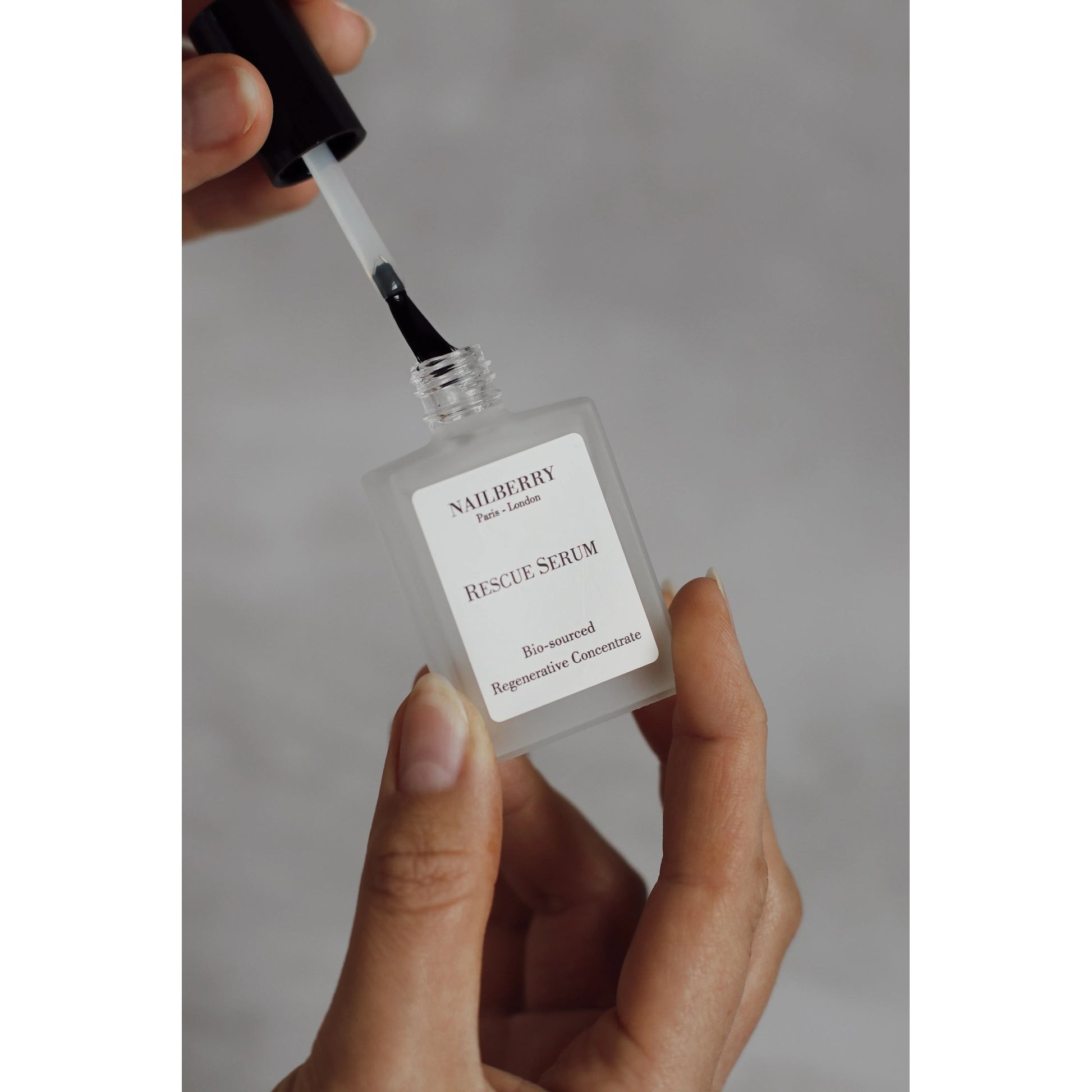 Nailberry Rescue Serum Anwendung auf den Nägeln