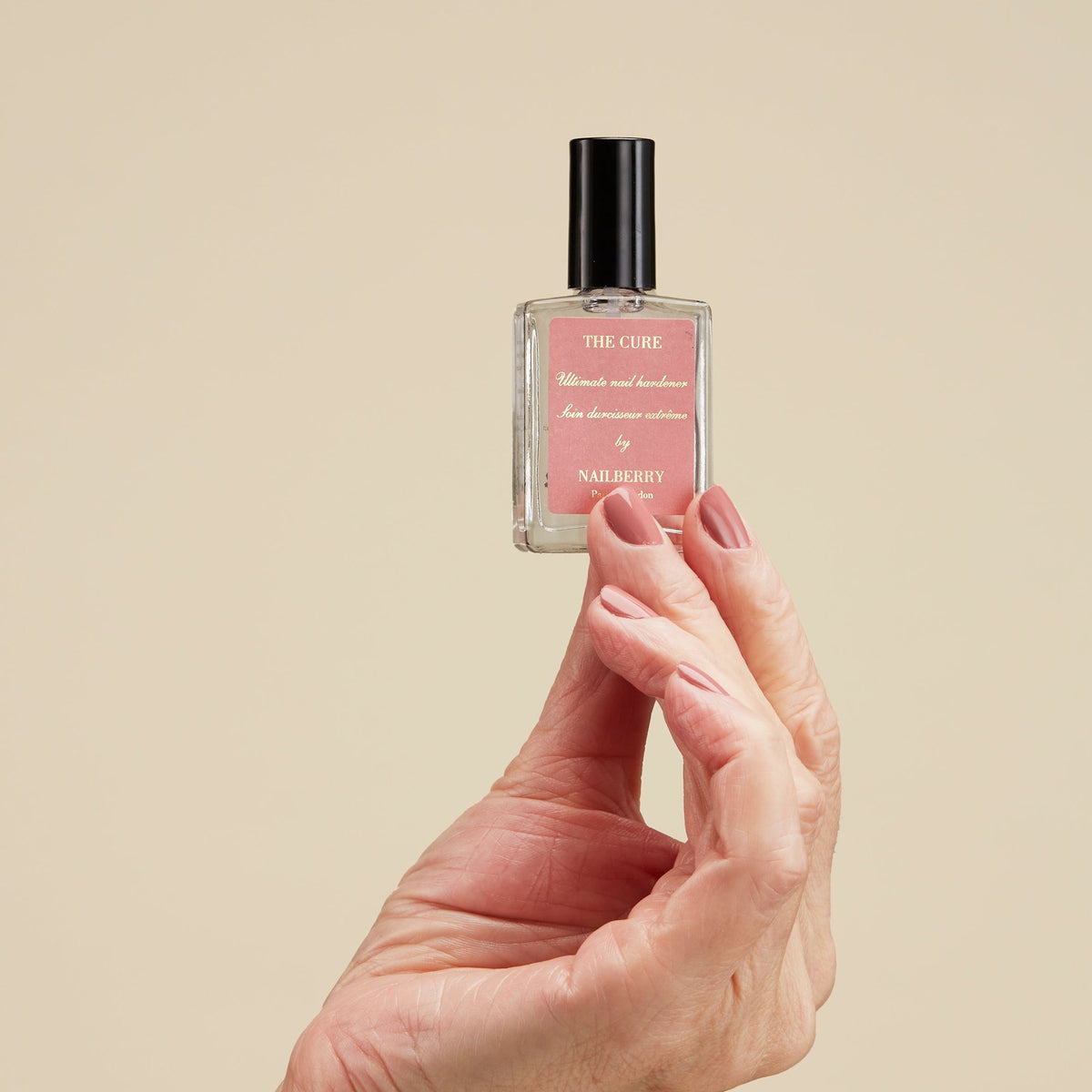 Nailberry The Cure Nail Hardener, 15ml – Flasche in der Hand