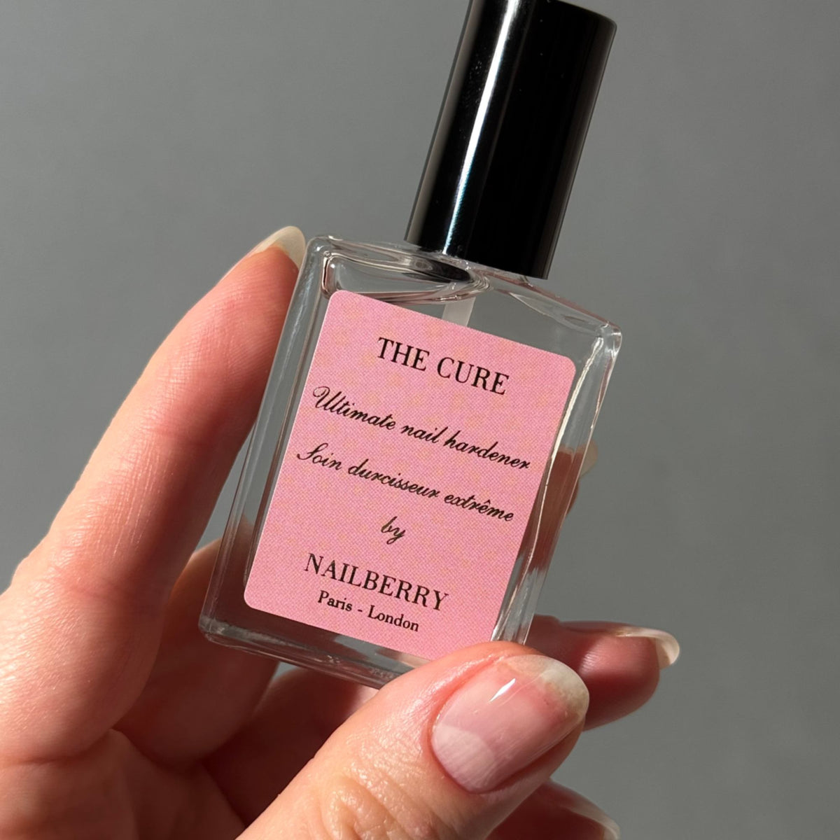 Nailberry The Cure Nail Hardener, 15ml – Flasche in der Hand, Nahaufnahme