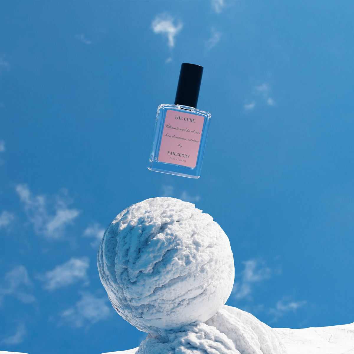 Nailberry The Cure Nail Hardener, 15ml – Flasche über einer Schneekugel am Himmel