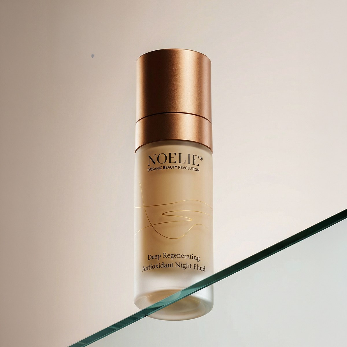 NOELIE Deep Regenerating Antioxidant Night Fluid, 30 ml – Flakon auf beigem Hintergrund mit Glasablage, Naturkosmetik-Nachtserum