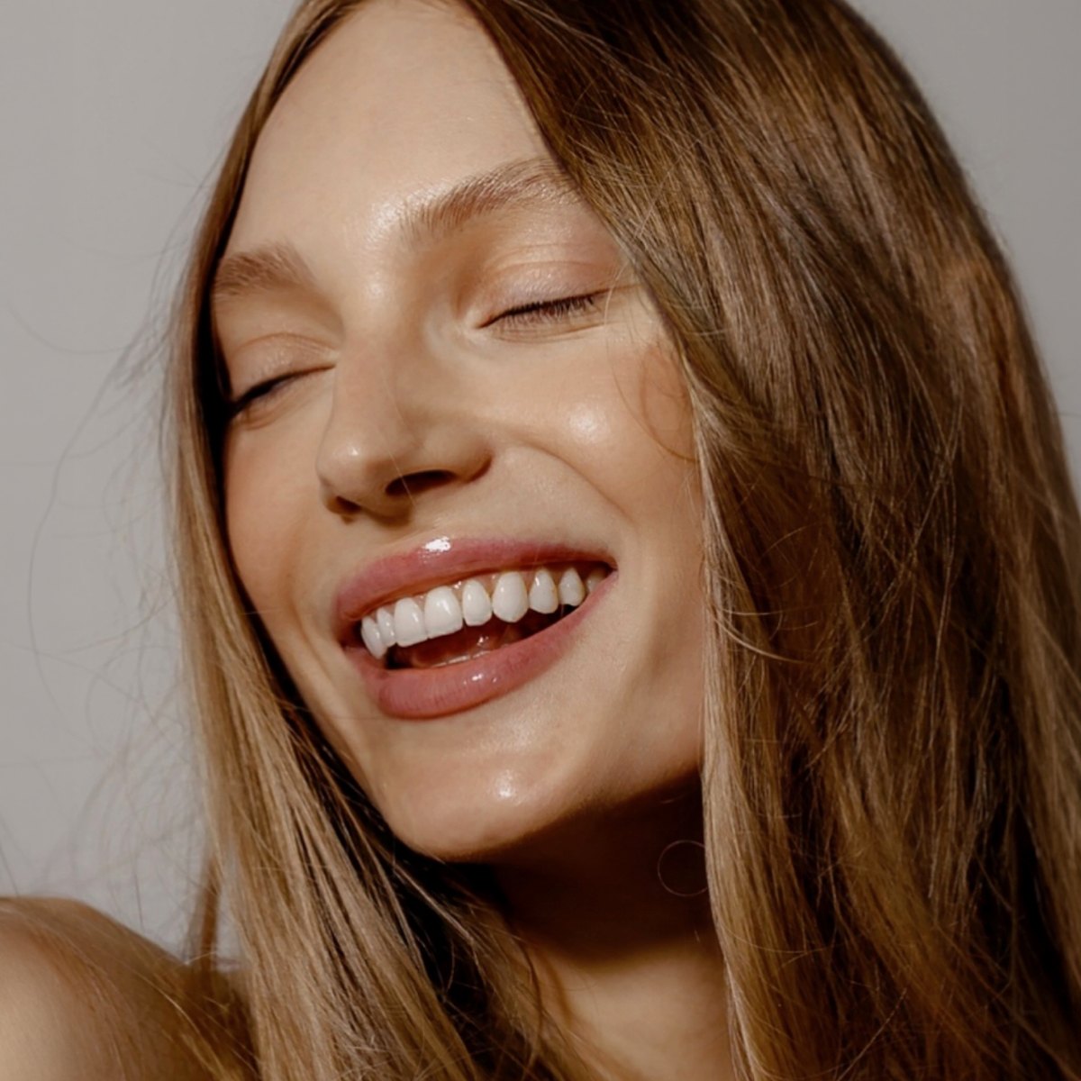 Lachende Frau mit strahlender Haut nach der Reinigung mit dem NOELIE Moisturising Enzyme Face Cleansing Balm
