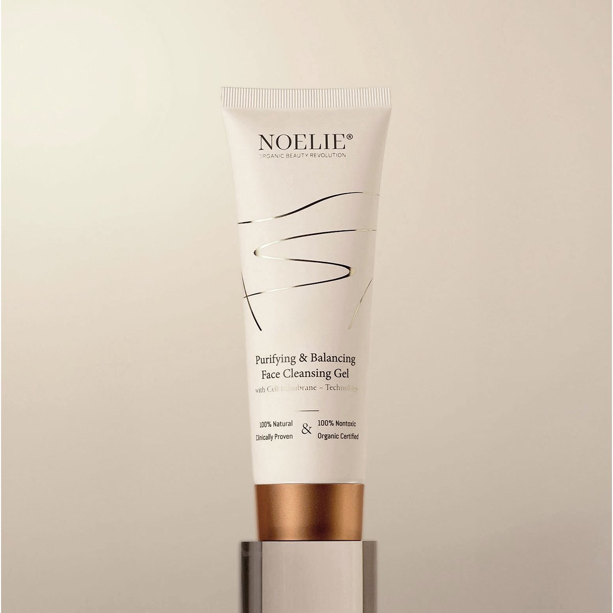 NOELIE Purifying & Balancing Face Cleansing Gel, 100 ml – Produkttube auf beigem Hintergrund, Naturkosmetik-Reinigungsgel