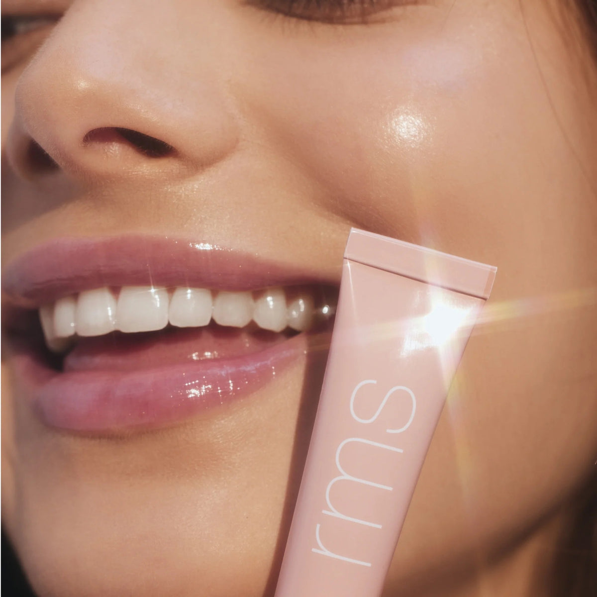 RMS Beauty The Line & Shine Kit – an den Lippen