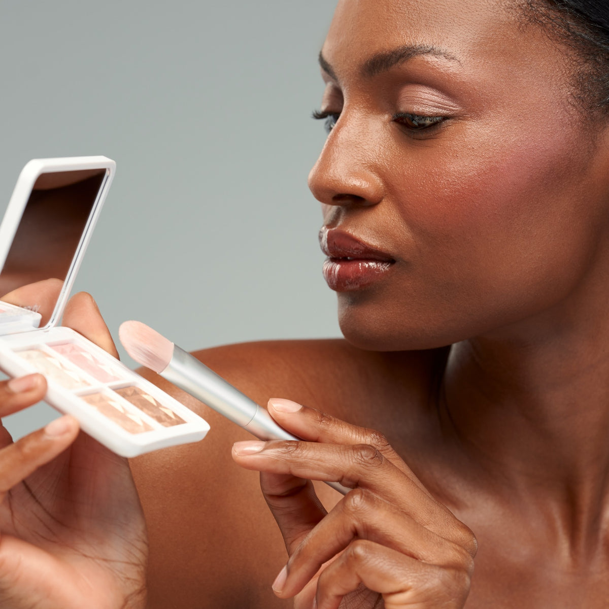RMS Beauty ReDimension Daily Glow Palette – Glow auf den Wangenknochen