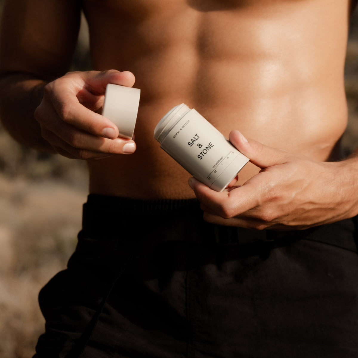 Salt & Stone Black Rose & Oud Deodorant - Extra Strength, 75g – Deostick in der Hand