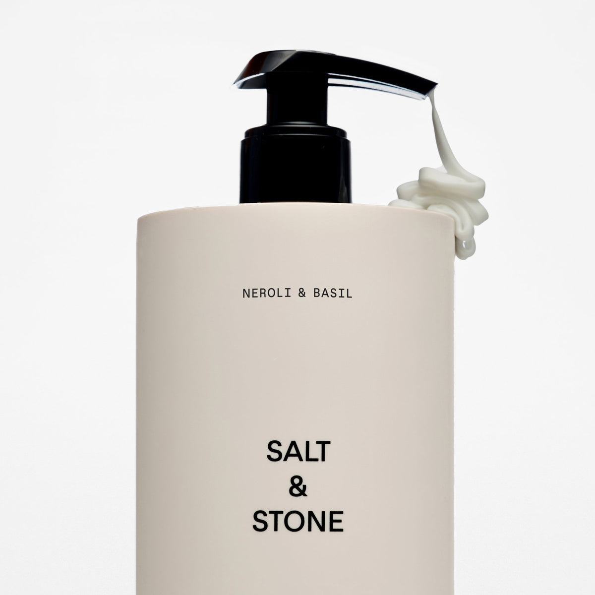 Salt & Stone Bodylotion Neroli & Basil, 450ml – Pumpspender mit Lotion in Nahaufnahme