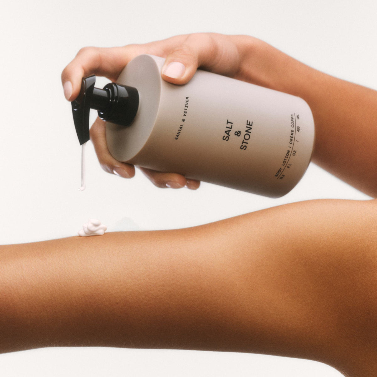 Salt & Stone Bodylotion Neroli & Basil, 450ml – Lotion aus dem Spender auf den Arm