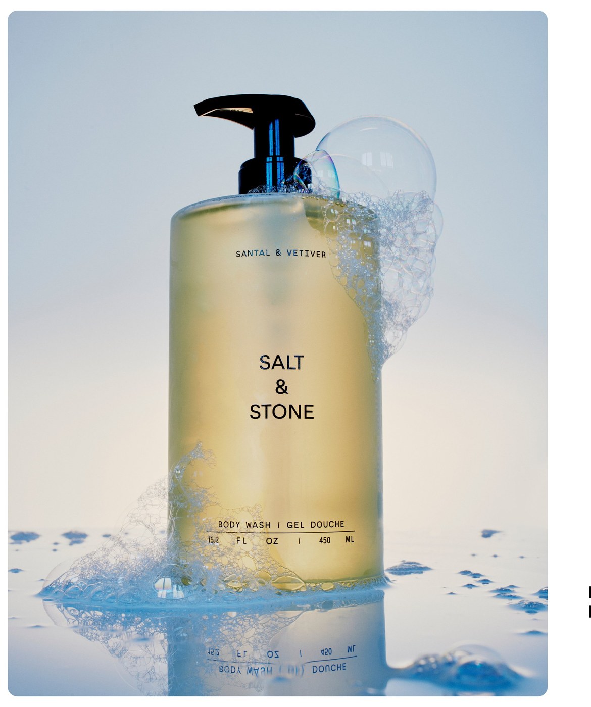 Salt & Stone Body Wash Santal & Vetiver am Wasser mit Schaum — Sortimentsstatement